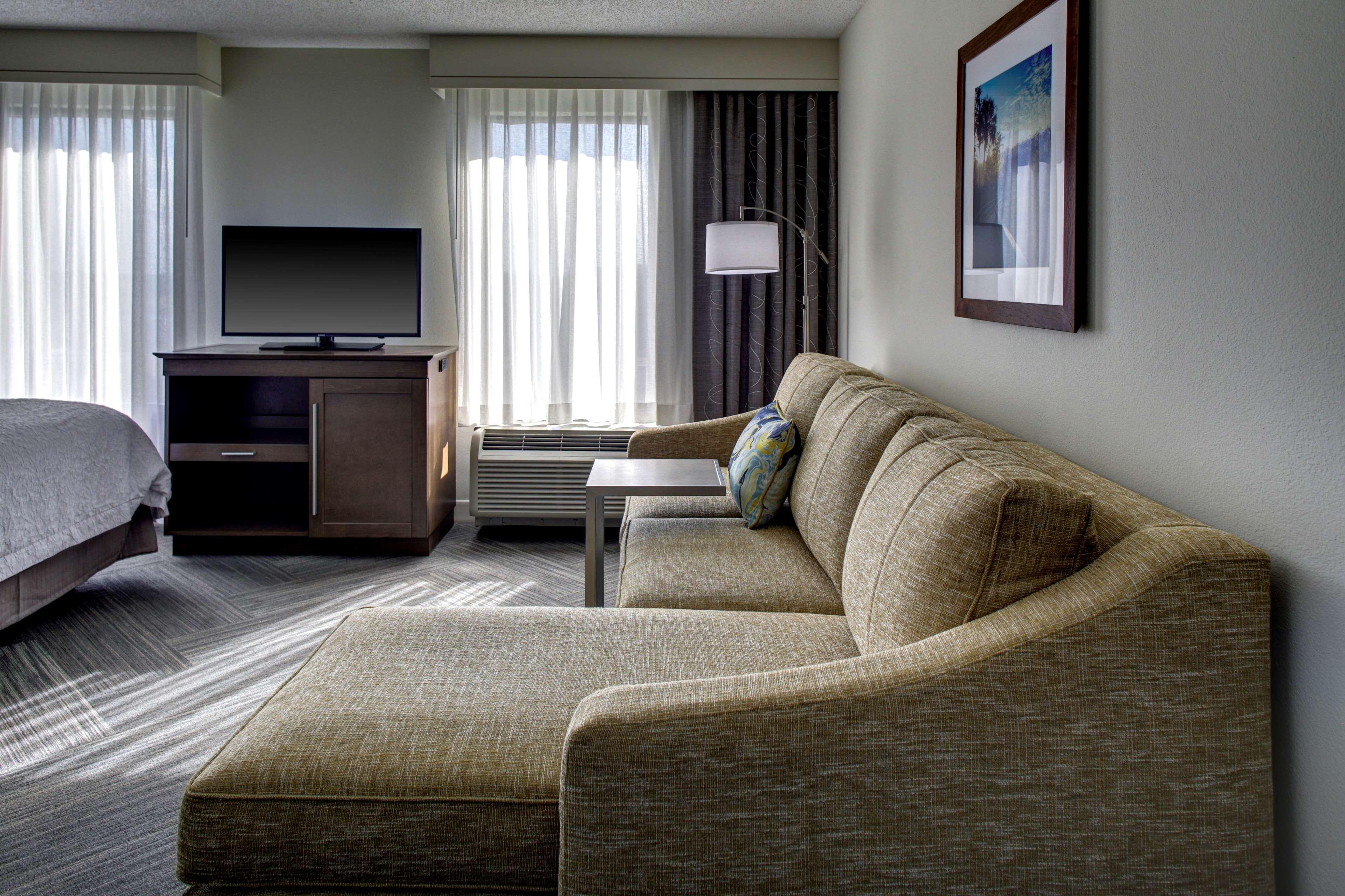 Hampton & At Mary Colonial Townpark Hotel