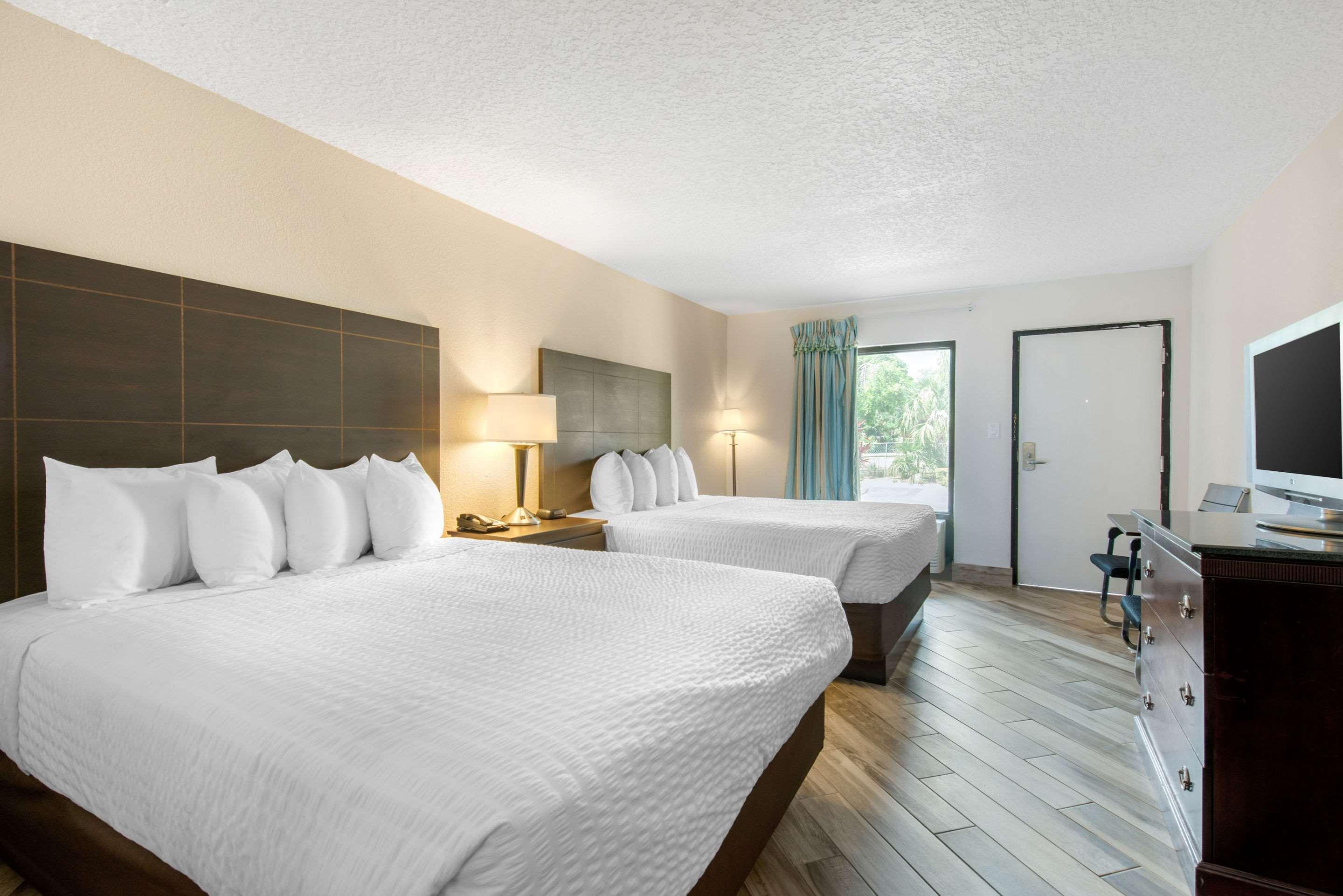 Clarion & Kissimmee-lake Buena Vista South Hotel