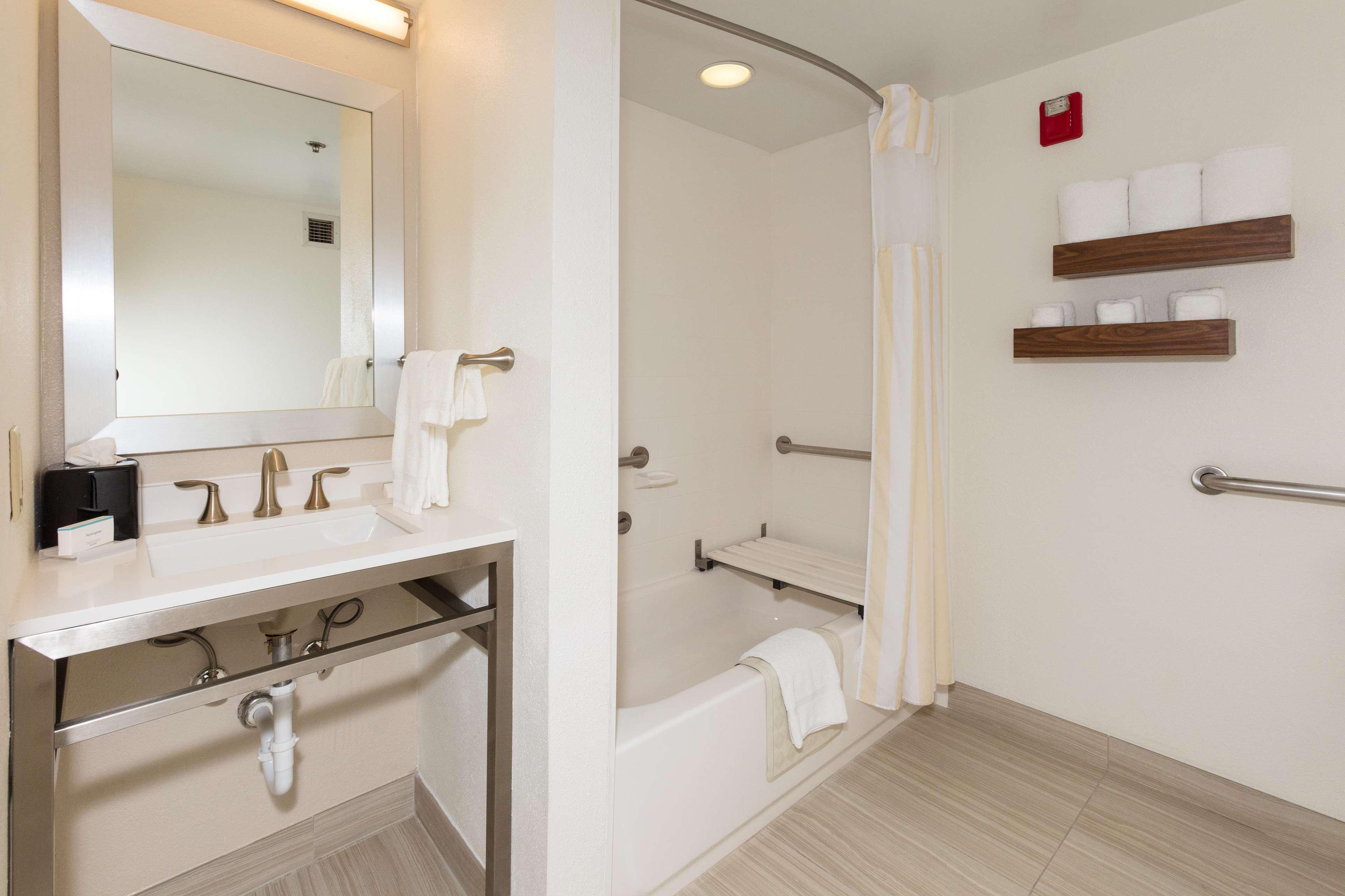 Hilton Garden Airport Hotel 3*