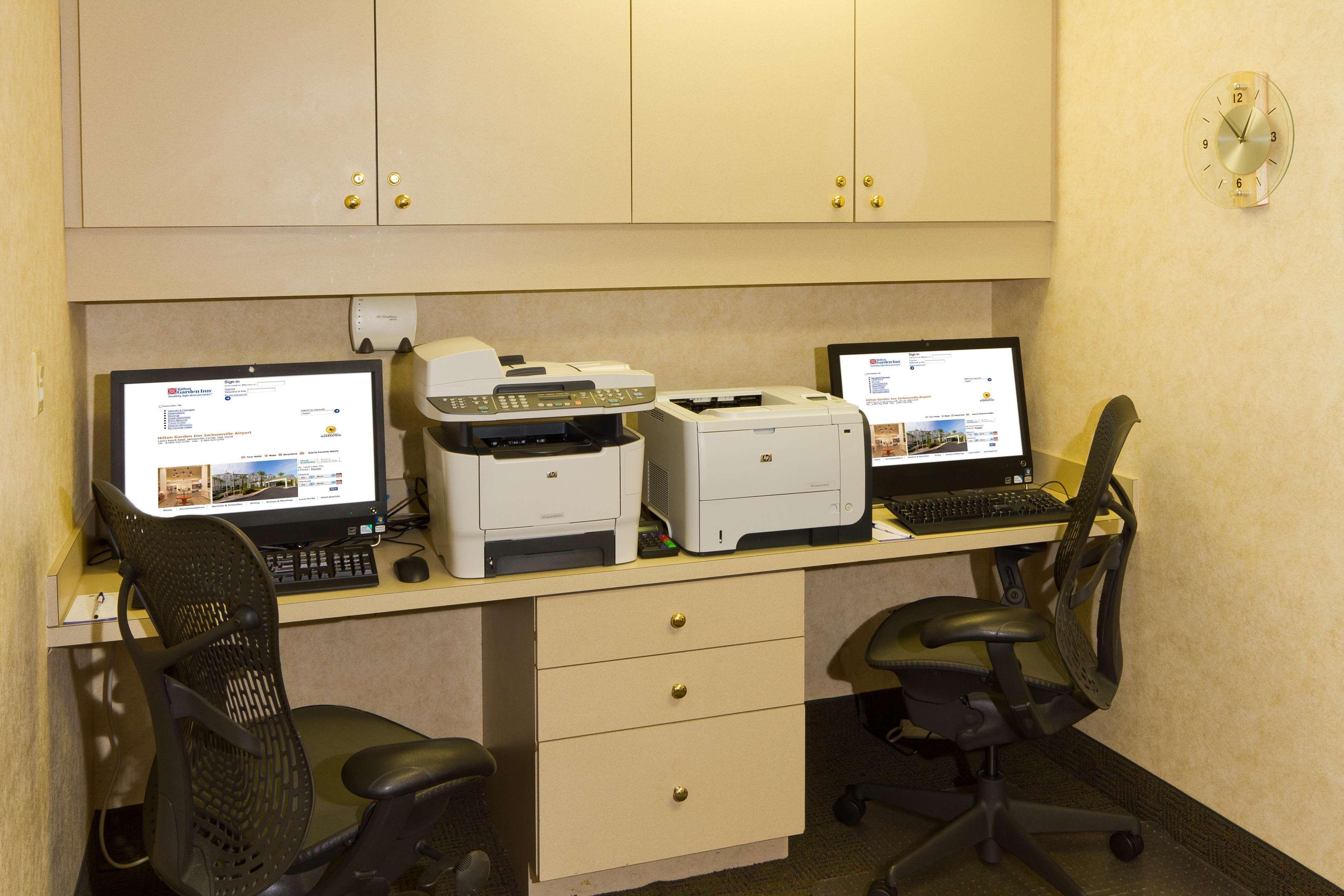 Hilton Garden Airport Hotel 3*