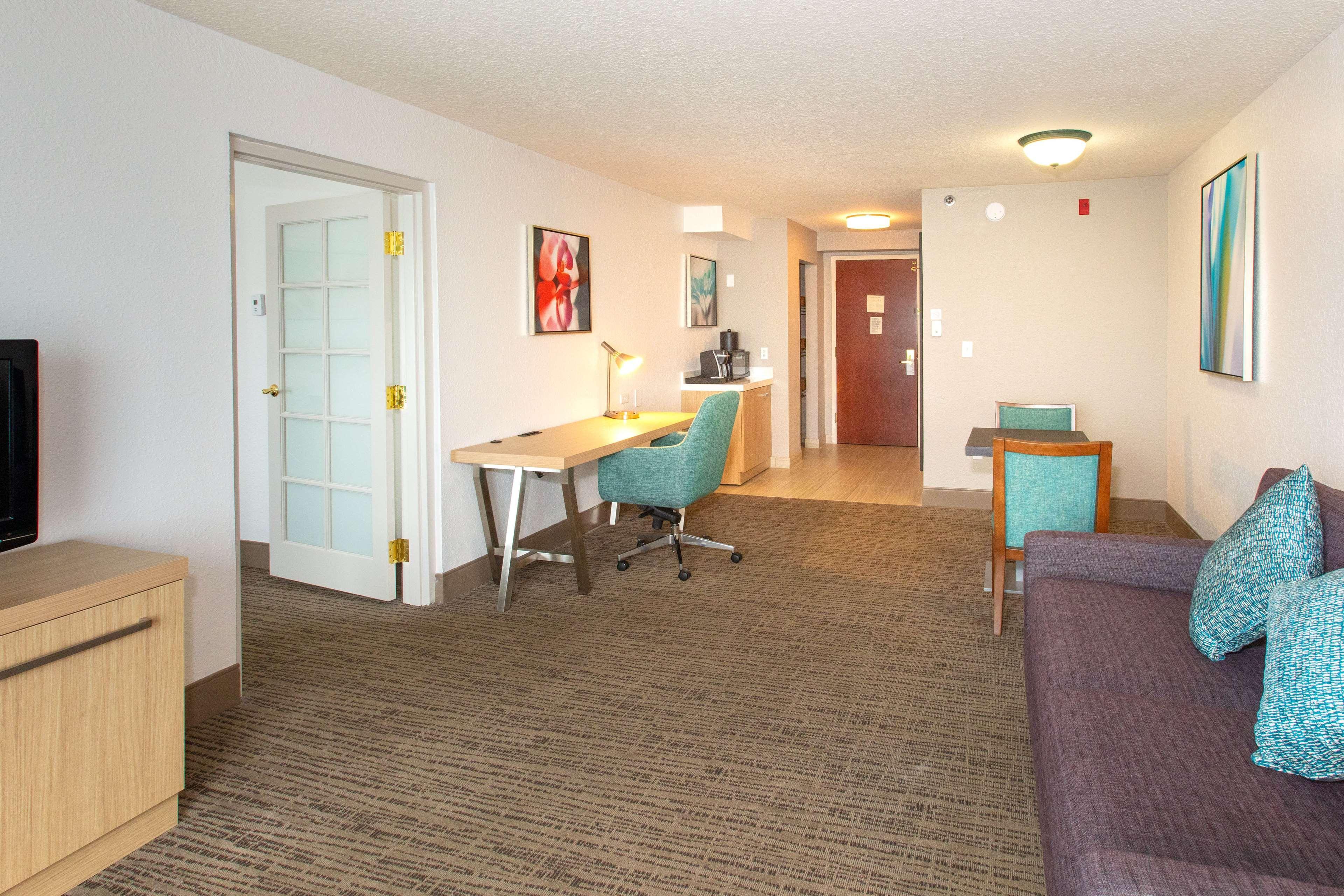 Hilton Garden Airport 3*