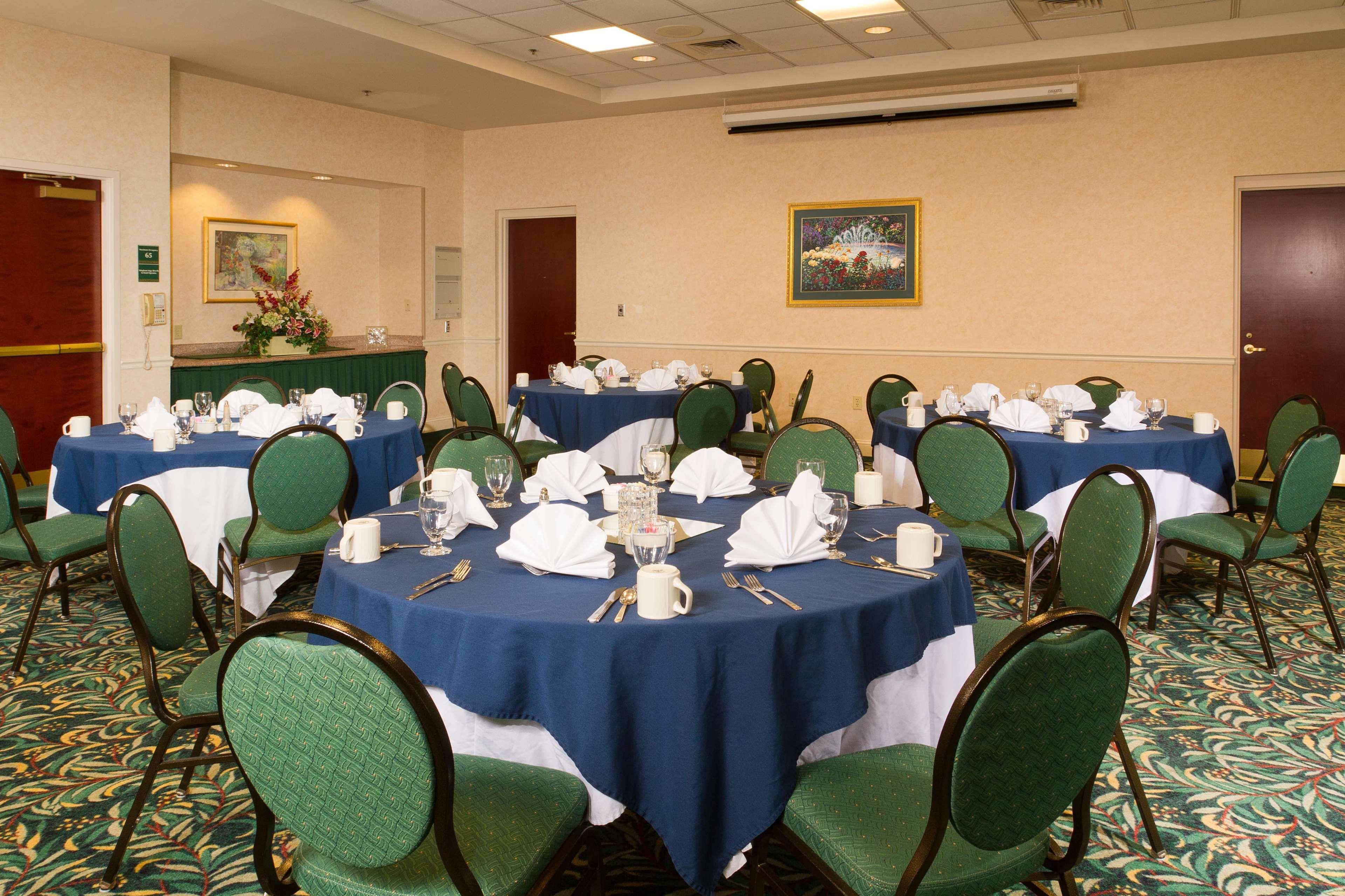 Hilton Garden Airport 3*