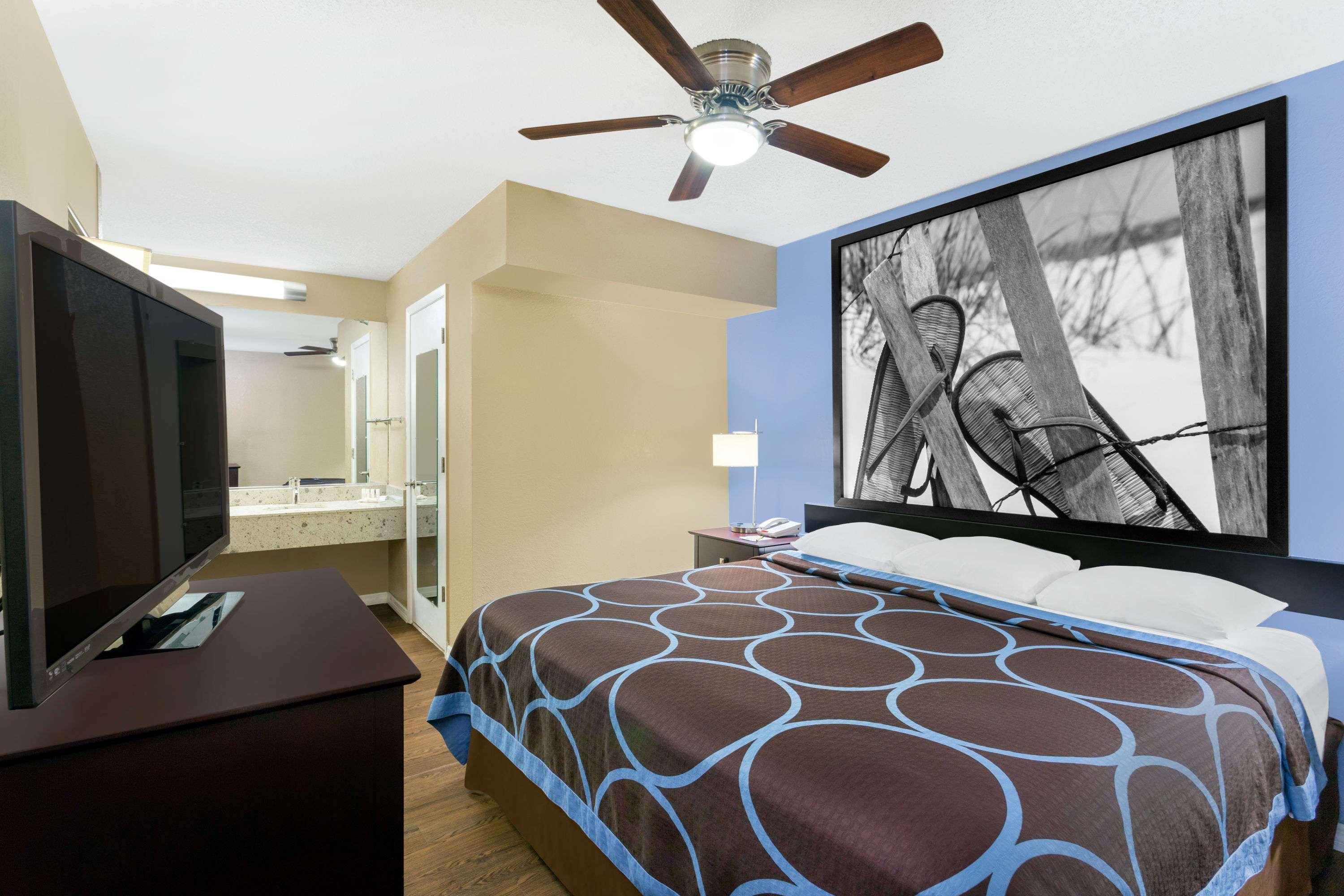 Super 8 By Wyndham Bradenton Area