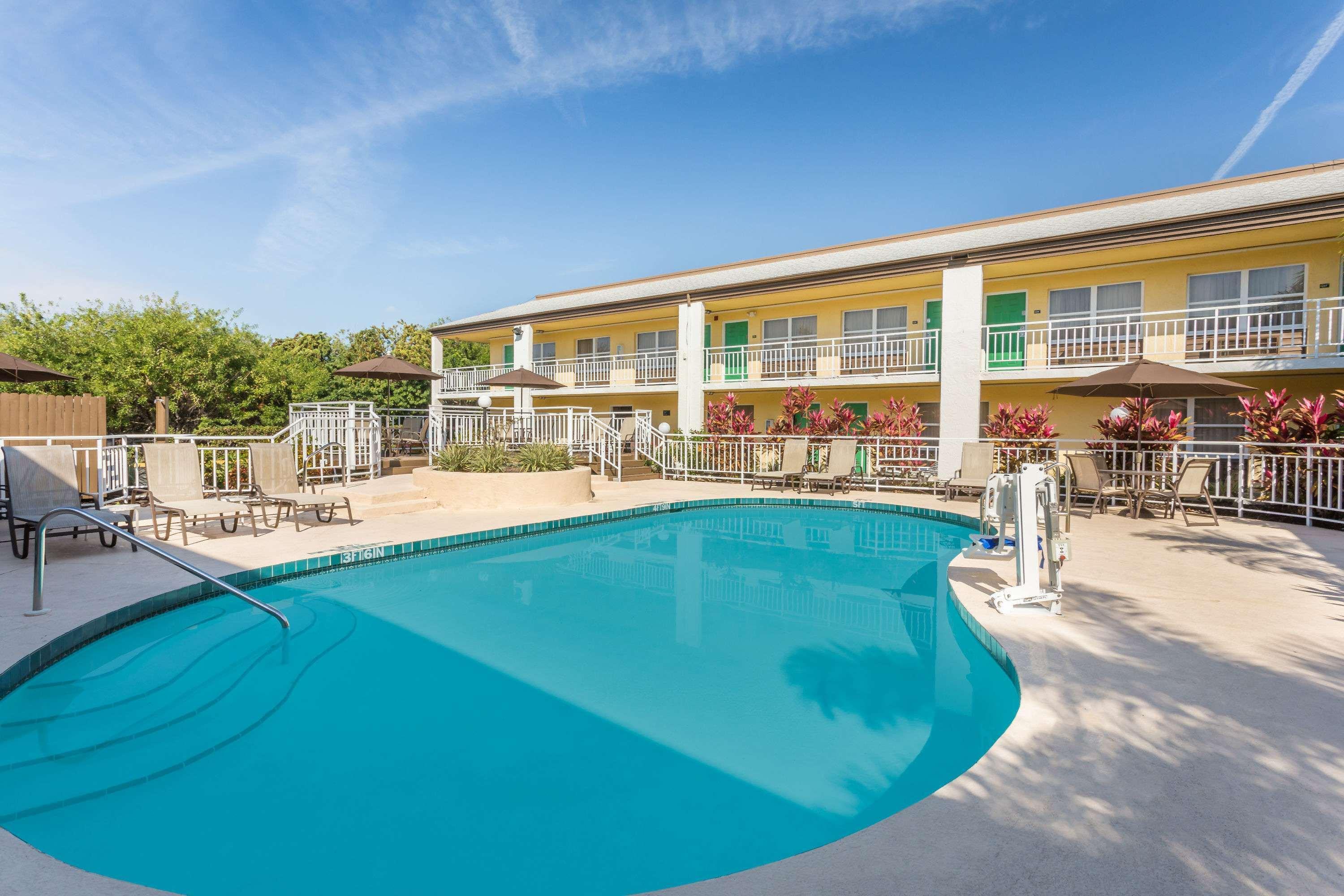 Super 8 By Wyndham Bradenton Area