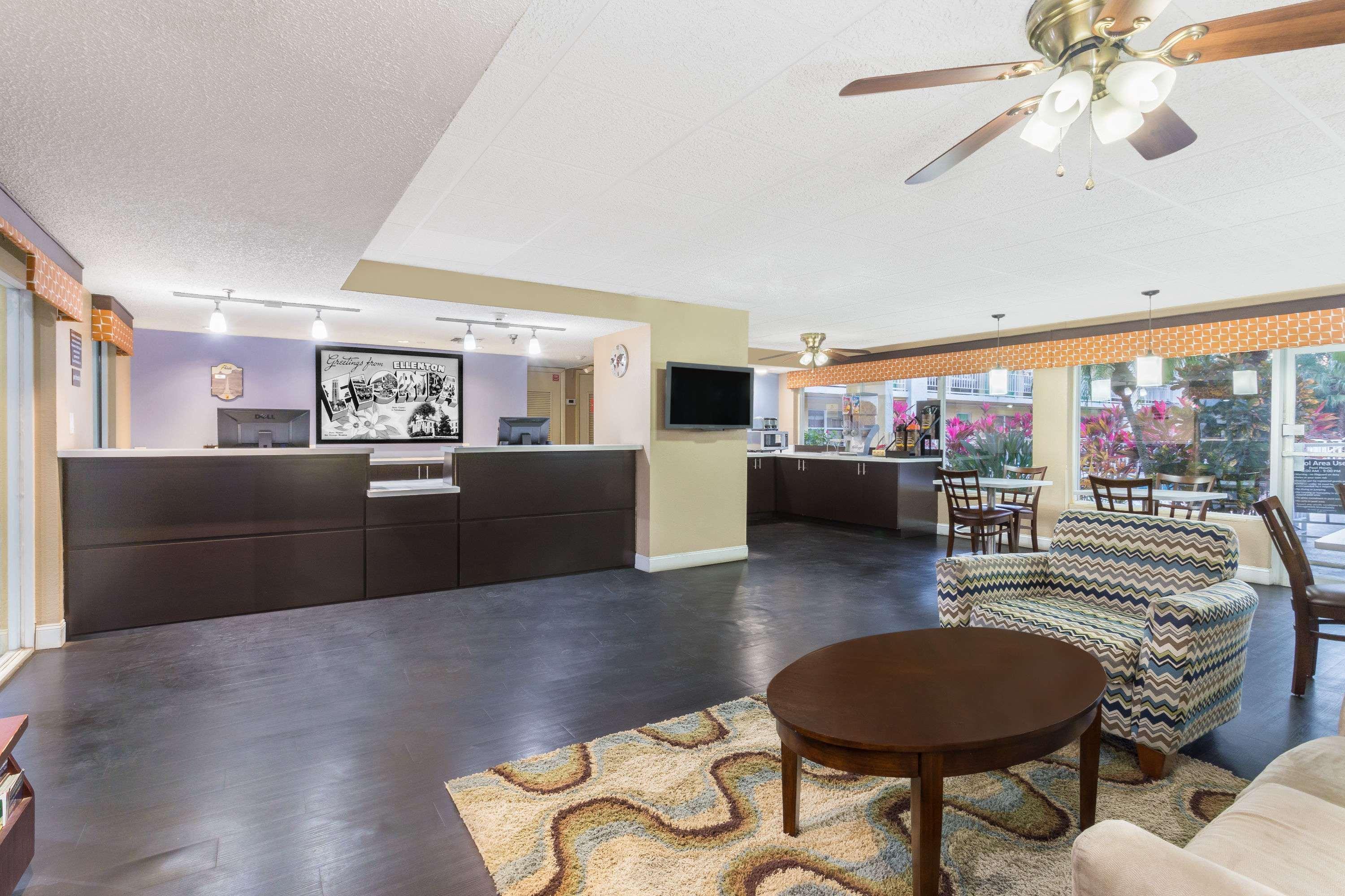 Super 8 By Wyndham Bradenton Area