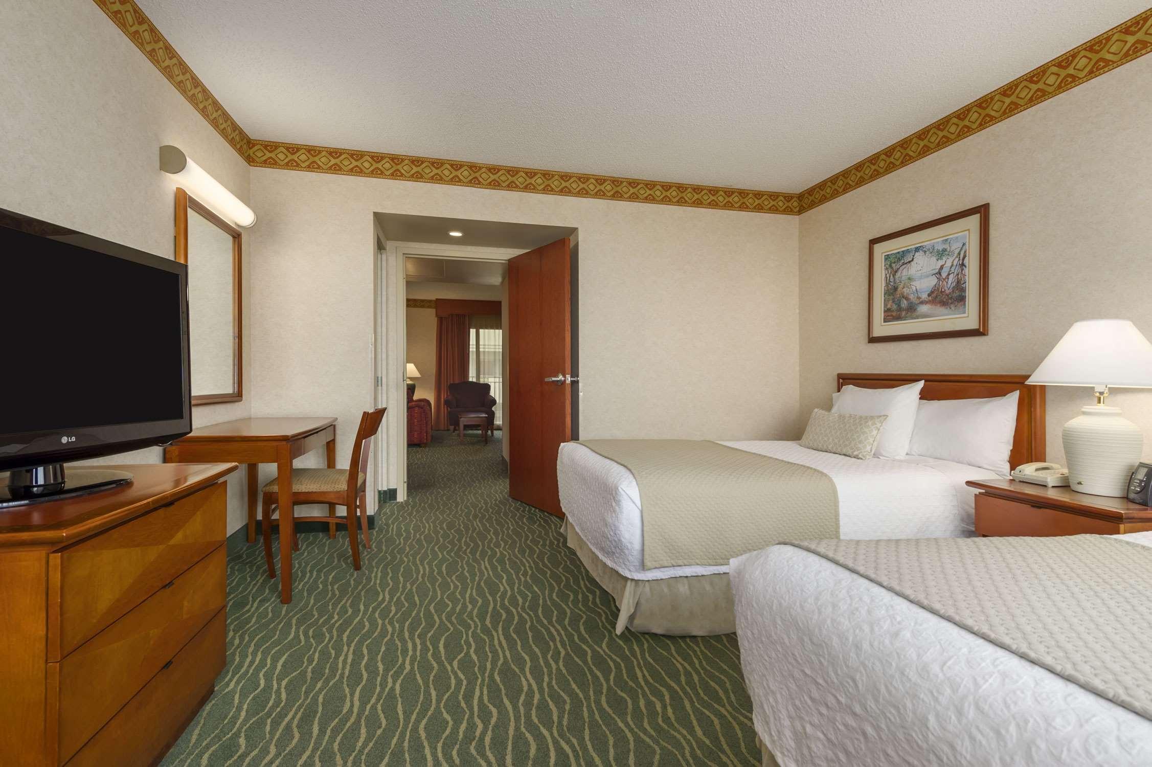 Hotel Embassy By Hilton Usf Near Busch Gardens Tampa