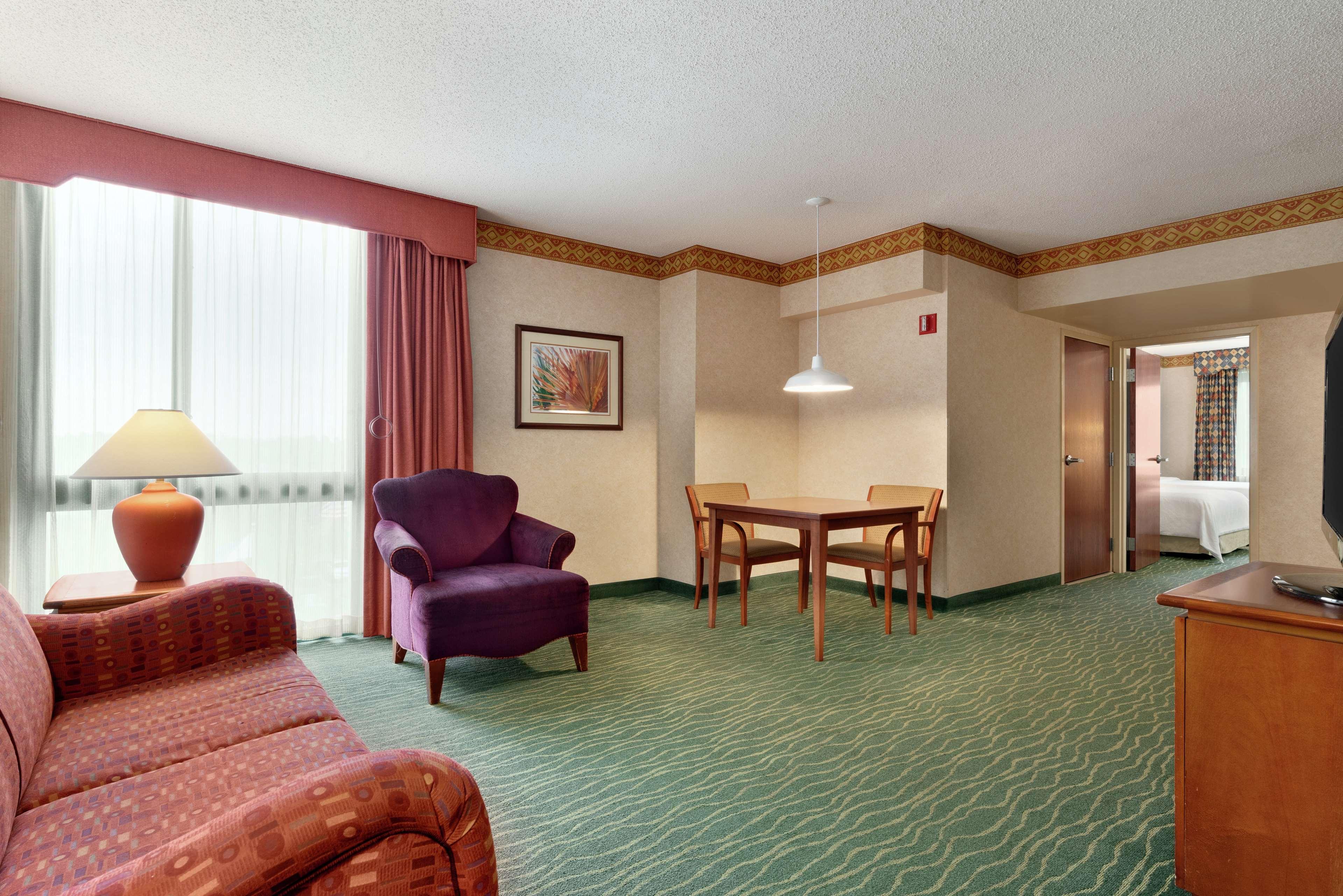 Hotel Embassy By Hilton Usf Near Busch Gardens