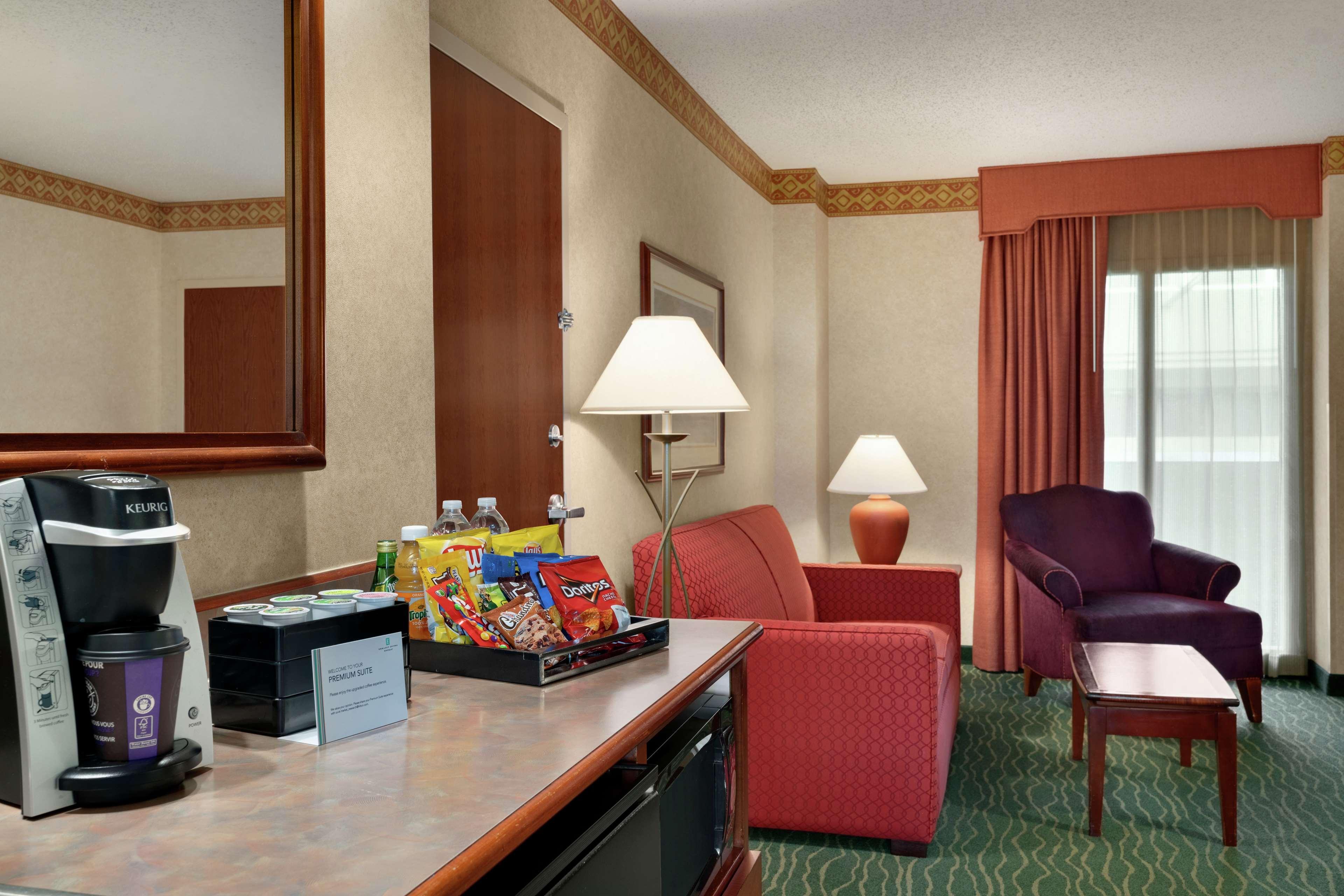 Hotel Embassy By Hilton Usf Near Busch Gardens