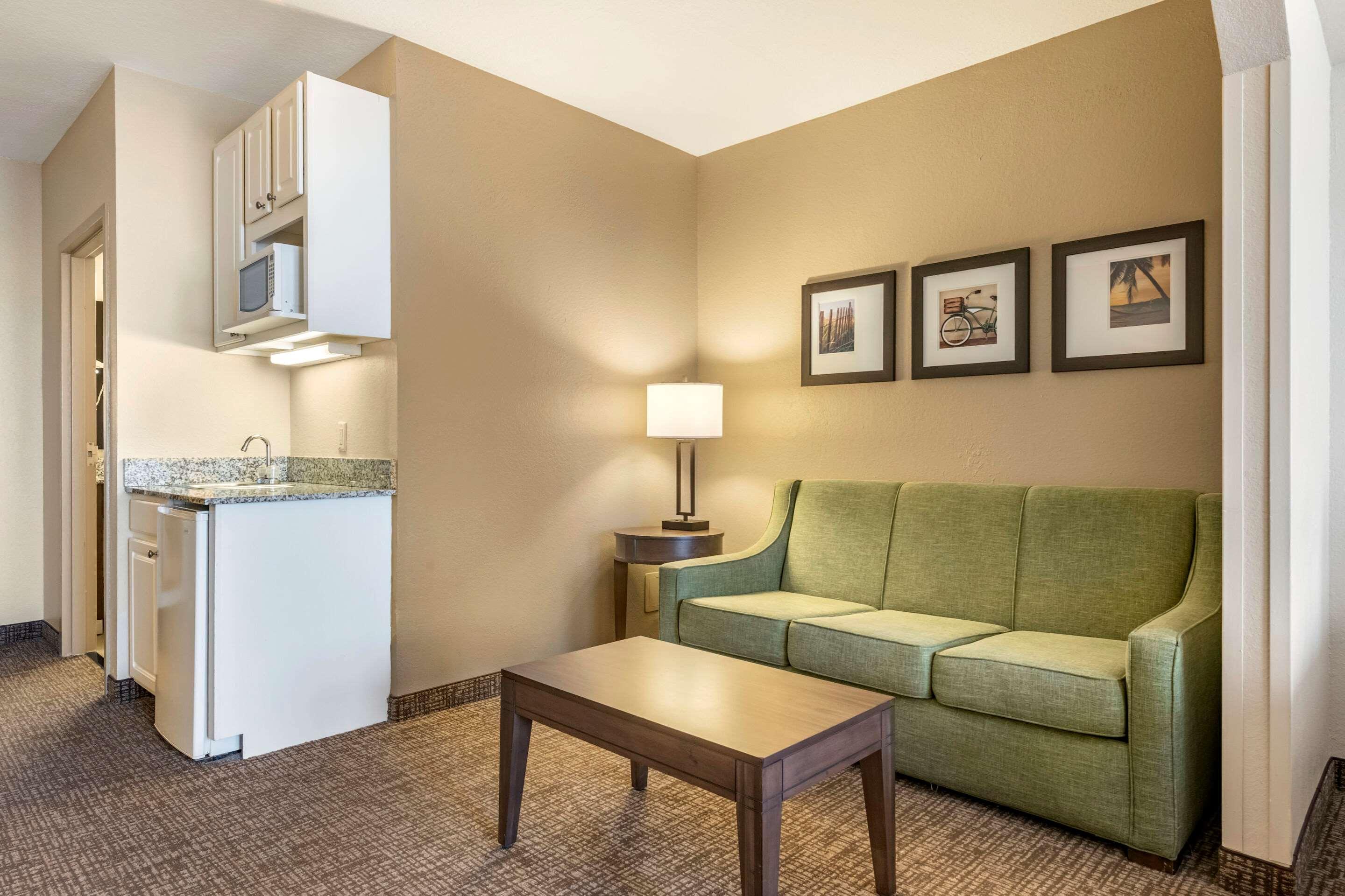 Comfort Maingate East 3* Celebration
