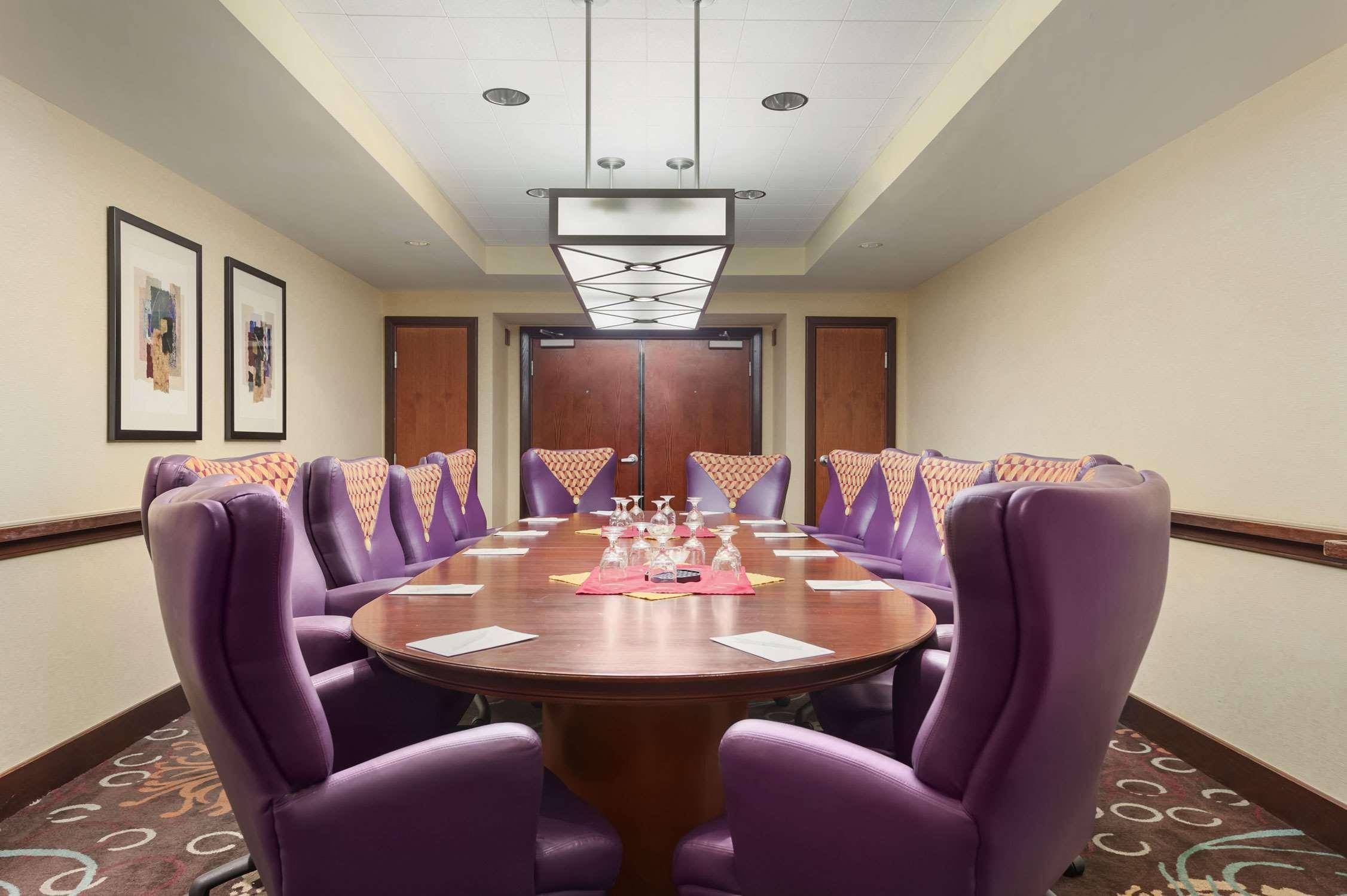 Embassy By Hilton Usf Near Busch Gardens 3* Tampa