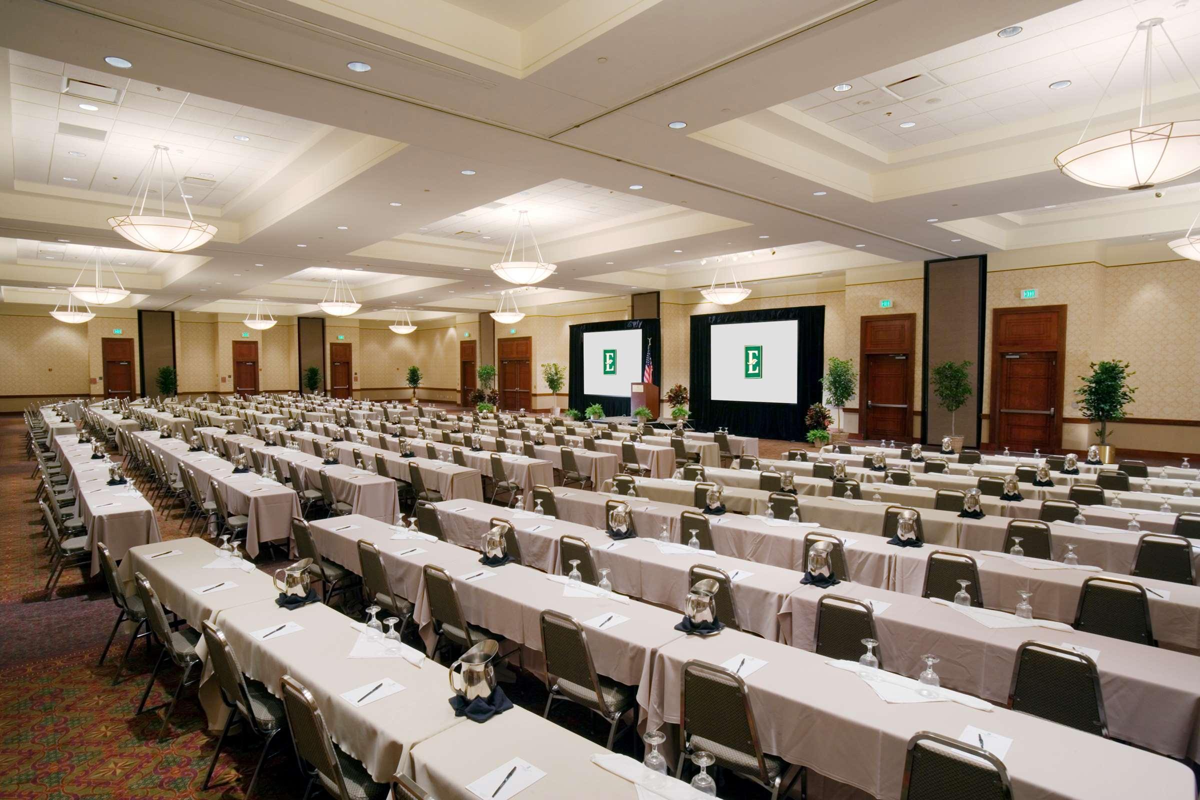 Hotel Embassy By Hilton Usf Near Busch Gardens 3*