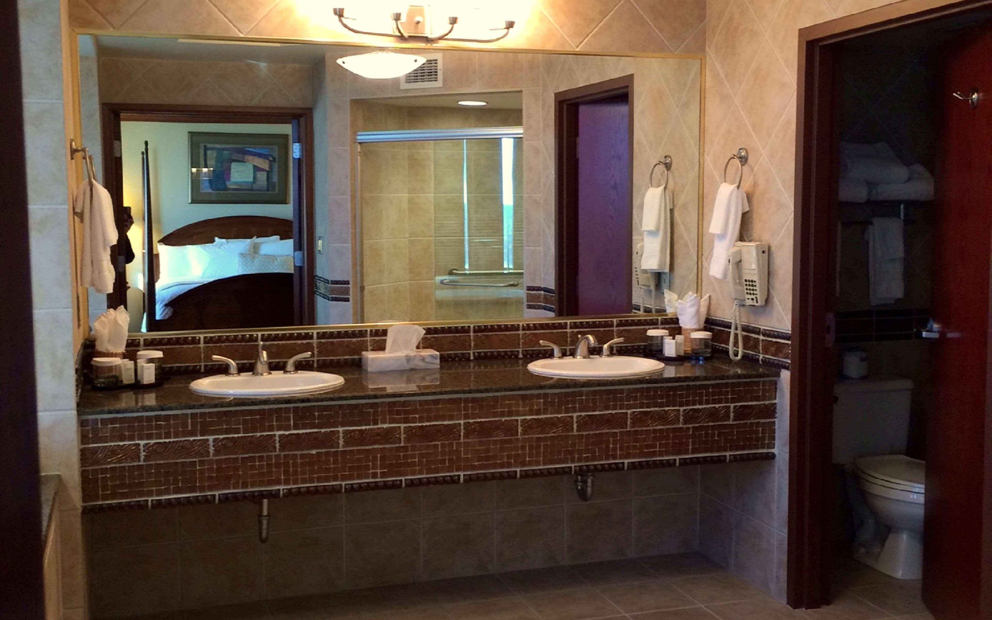 Hotel Embassy By Hilton Usf Near Busch Gardens 3*