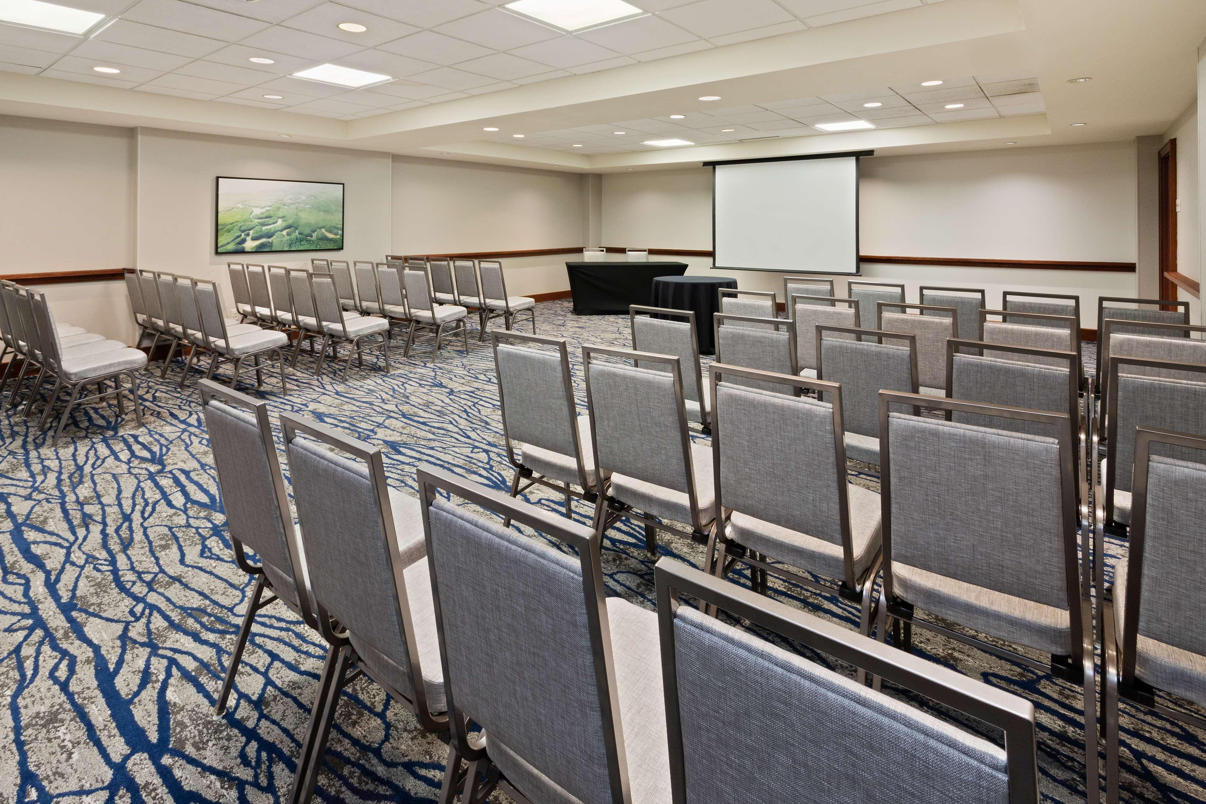 Embassy By Hilton Usf Near Busch Gardens Hotel 3*