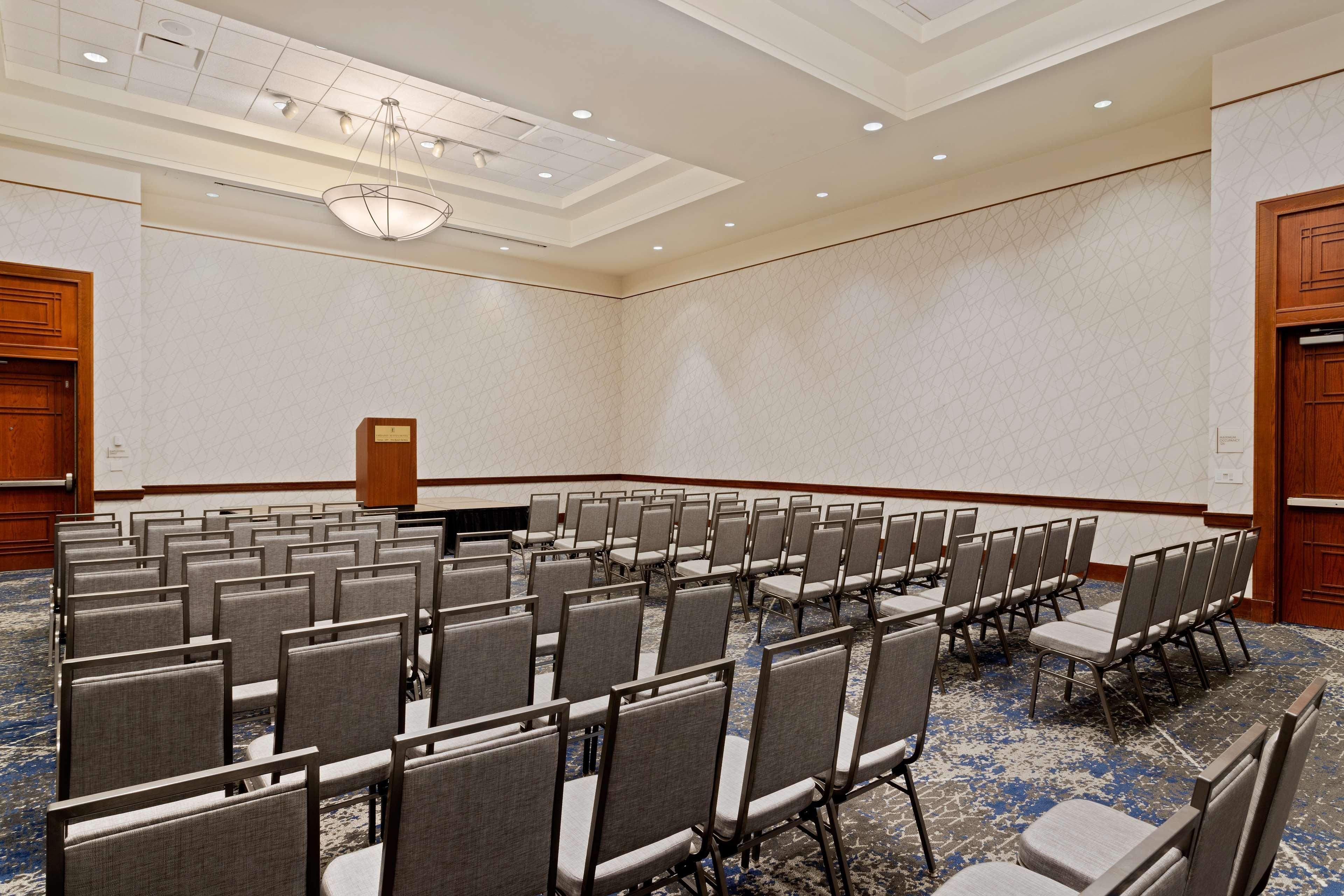 Hotel Embassy By Hilton Usf Near Busch Gardens Tampa