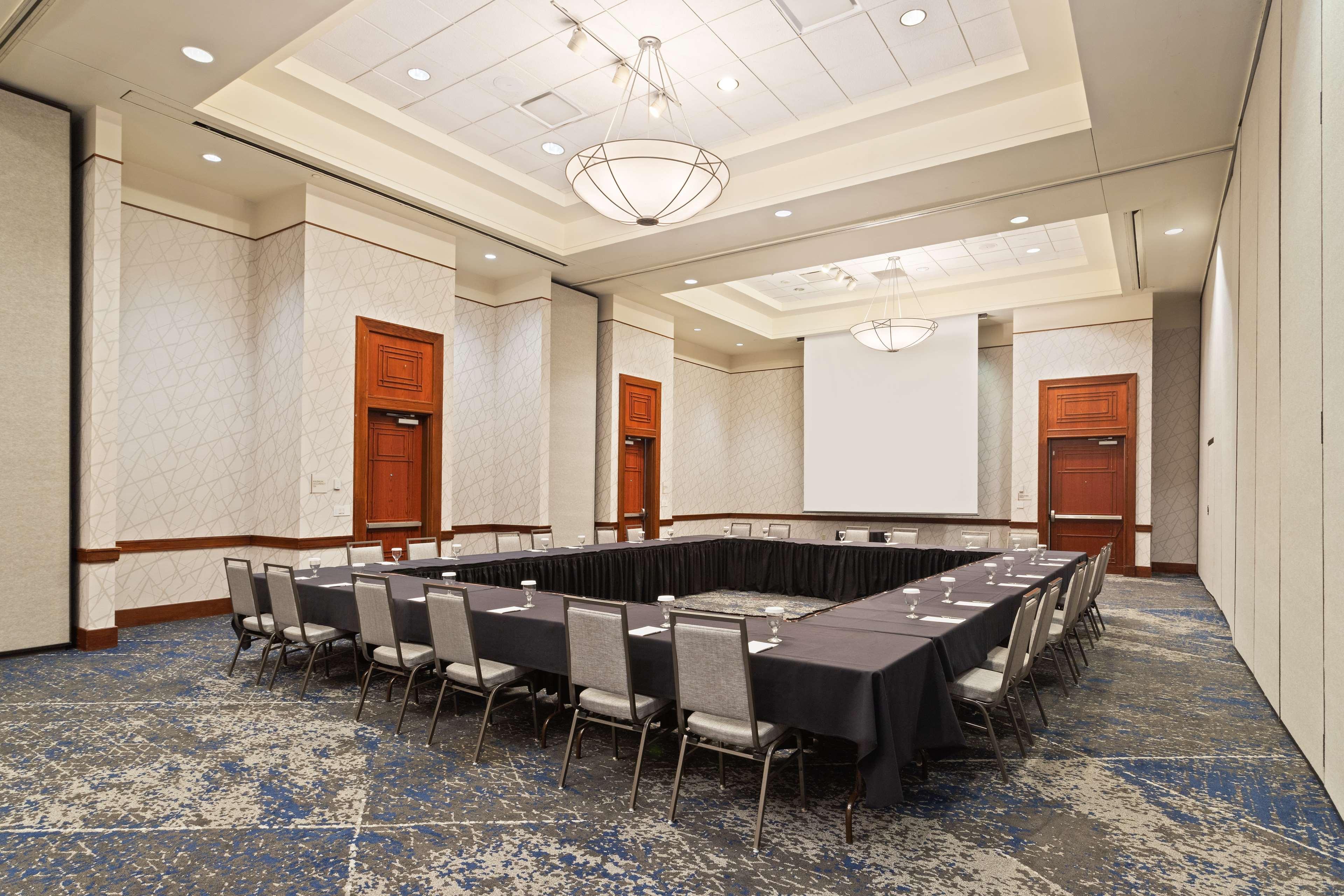 Hotel Embassy By Hilton Usf Near Busch Gardens 3*