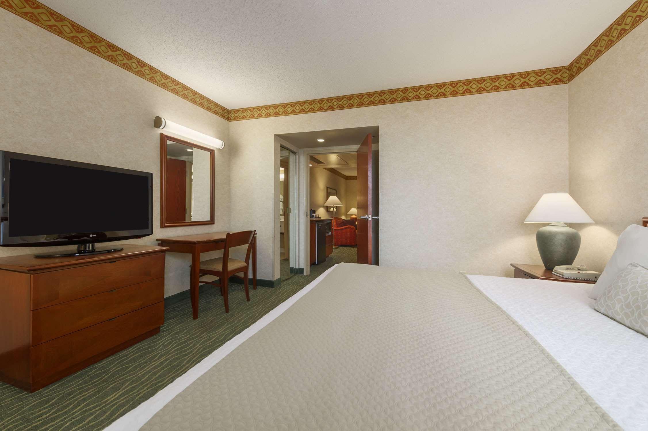 Embassy By Hilton Usf Near Busch Gardens 3*