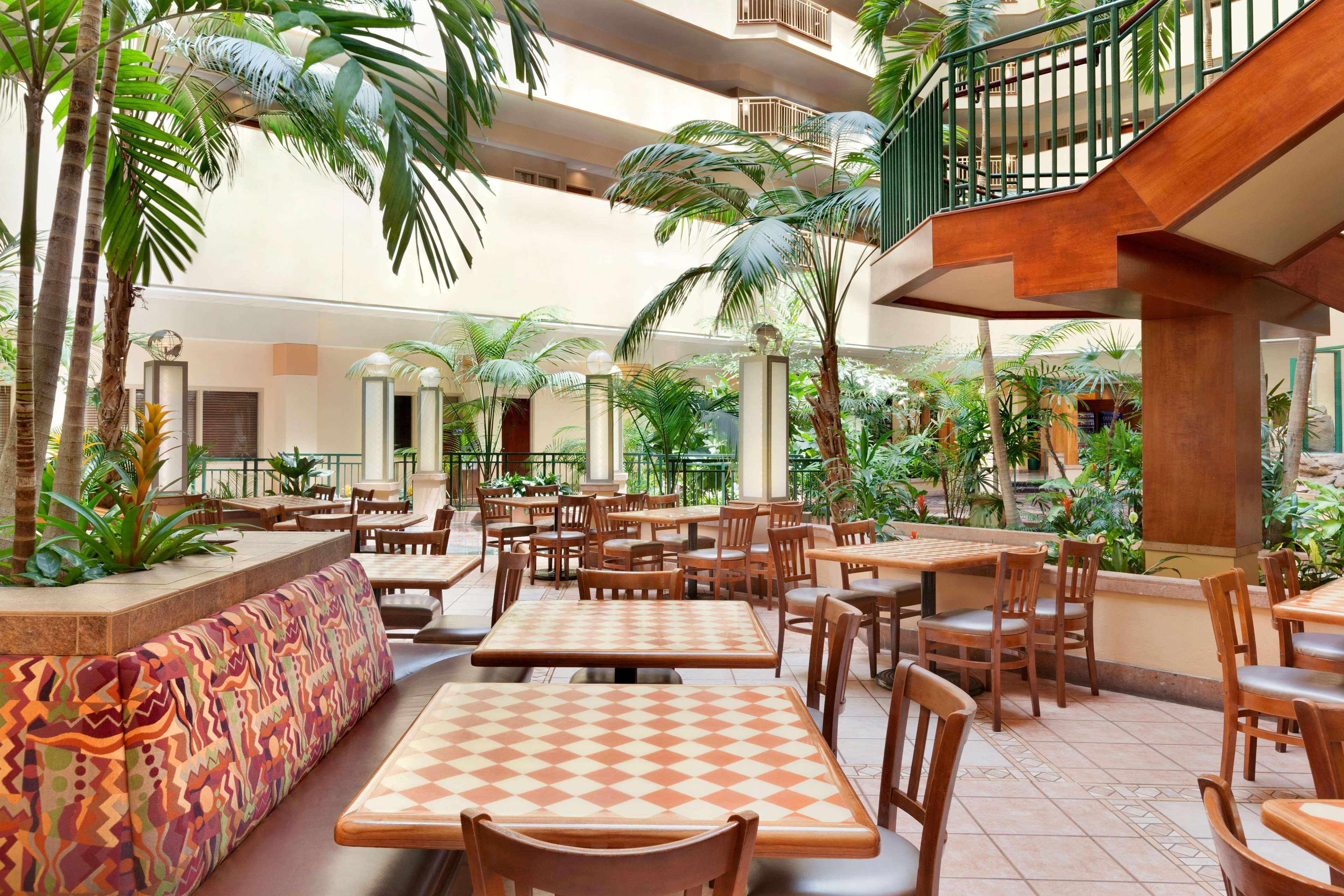 Hotel Embassy By Hilton Usf Near Busch Gardens 3*