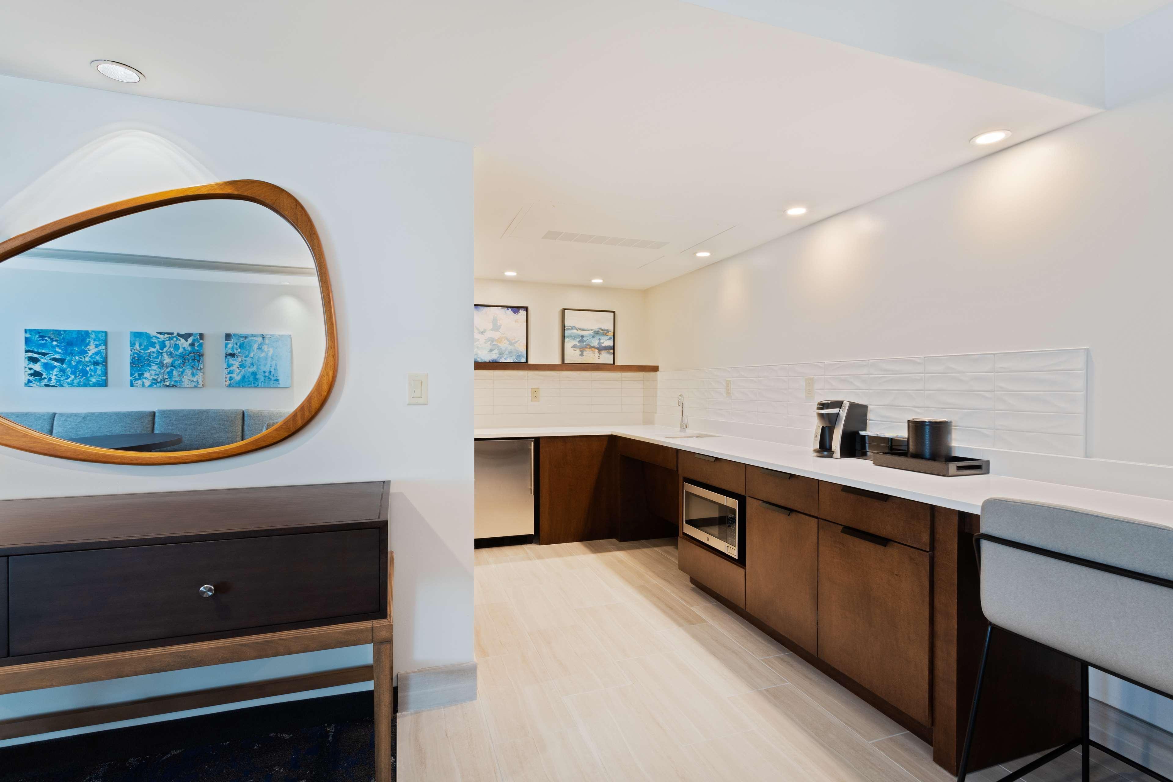 Hotel Embassy By Hilton Usf Near Busch Gardens 3*