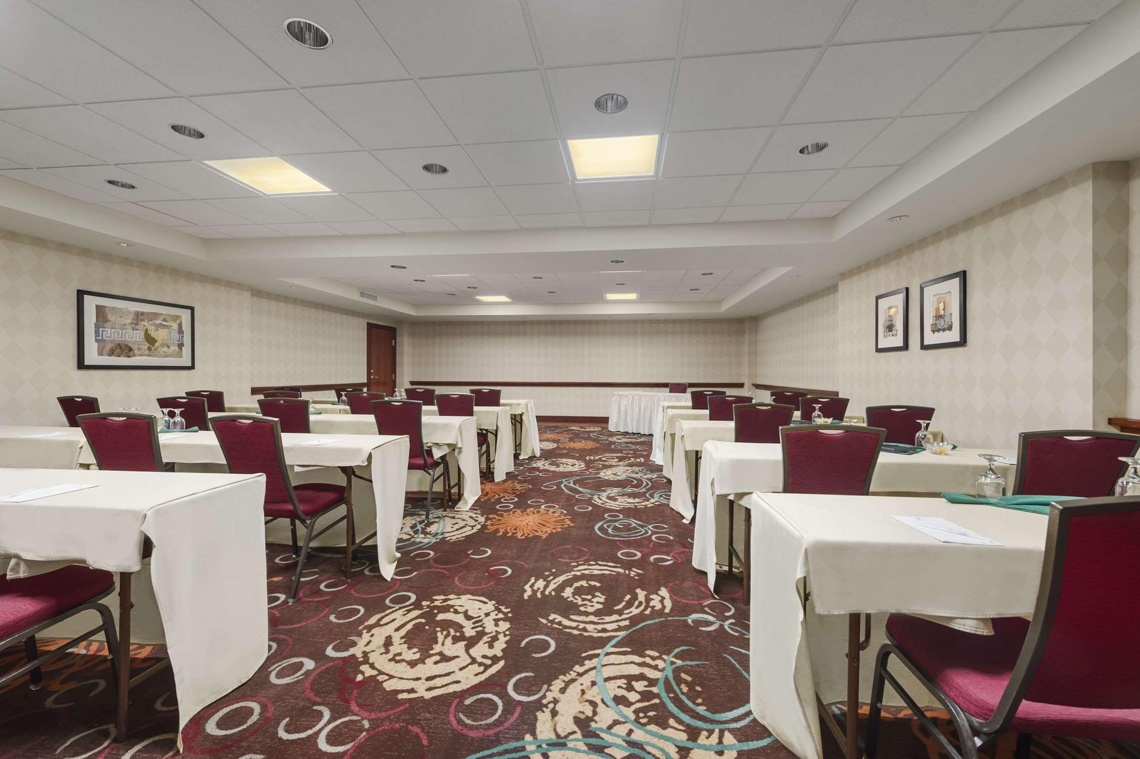 Embassy By Hilton Usf Near Busch Gardens Hotel 3*