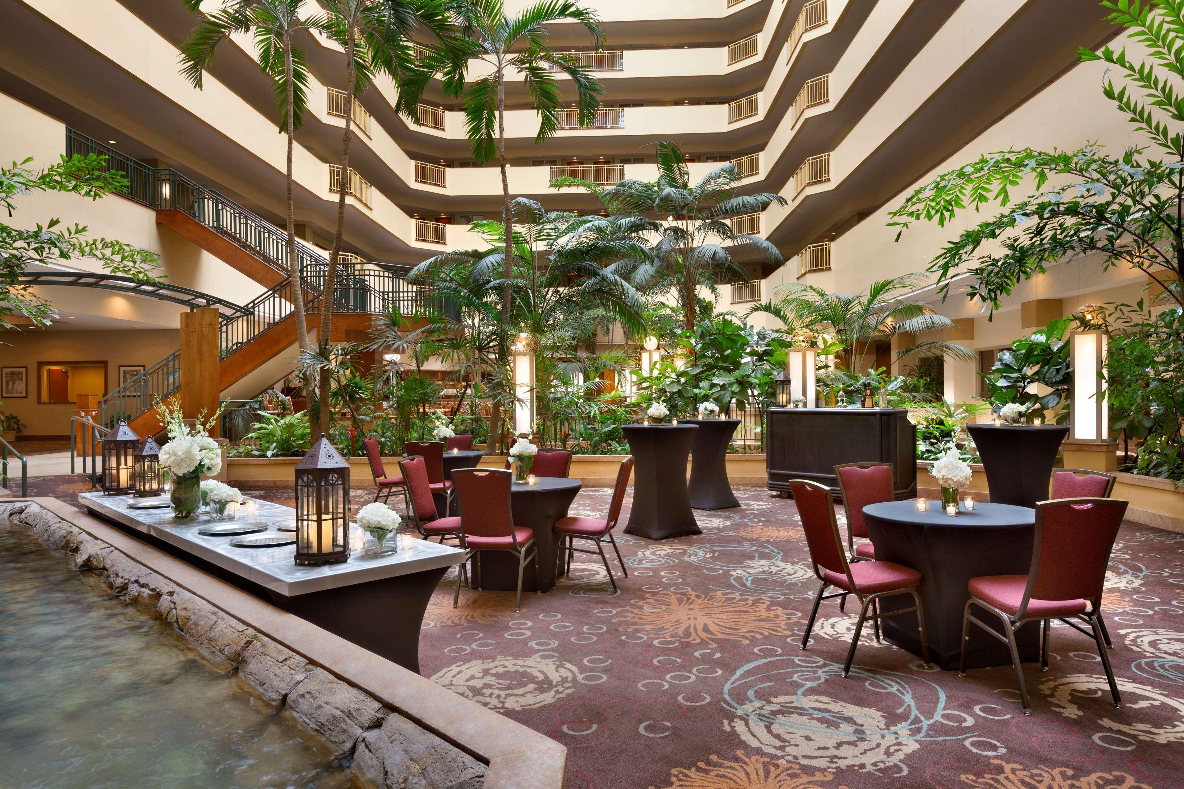 Hotel Embassy By Hilton Usf Near Busch Gardens 3*