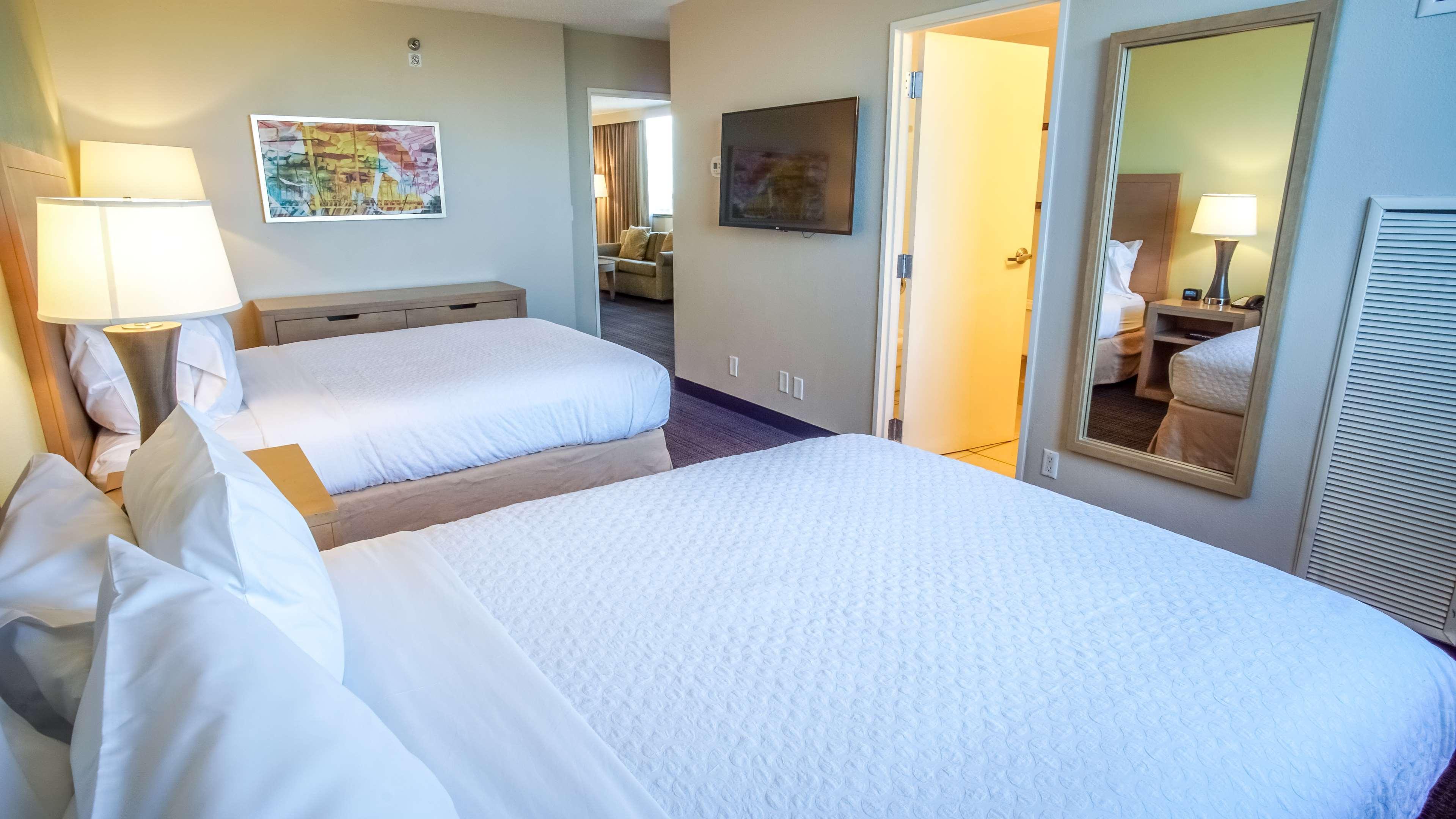 Hotel Embassy By Hilton Airport Westshore 3*