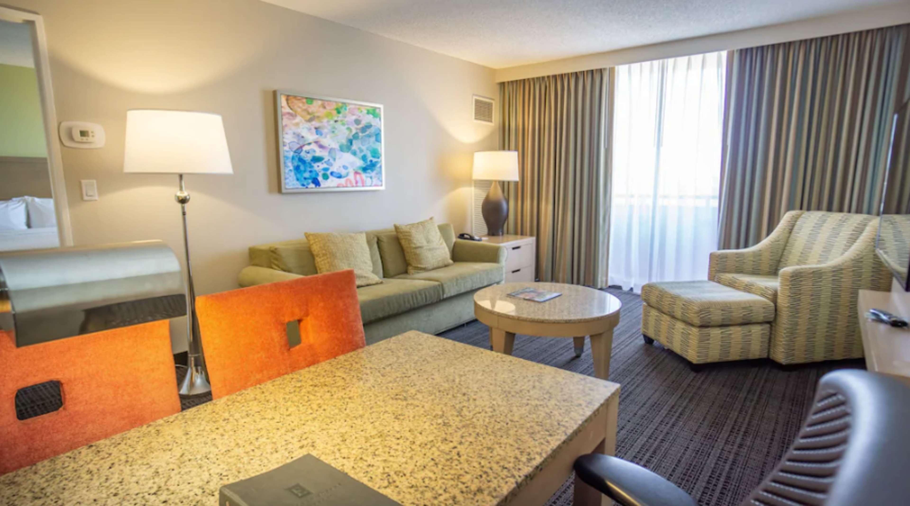 Embassy By Hilton Airport Westshore Hotel