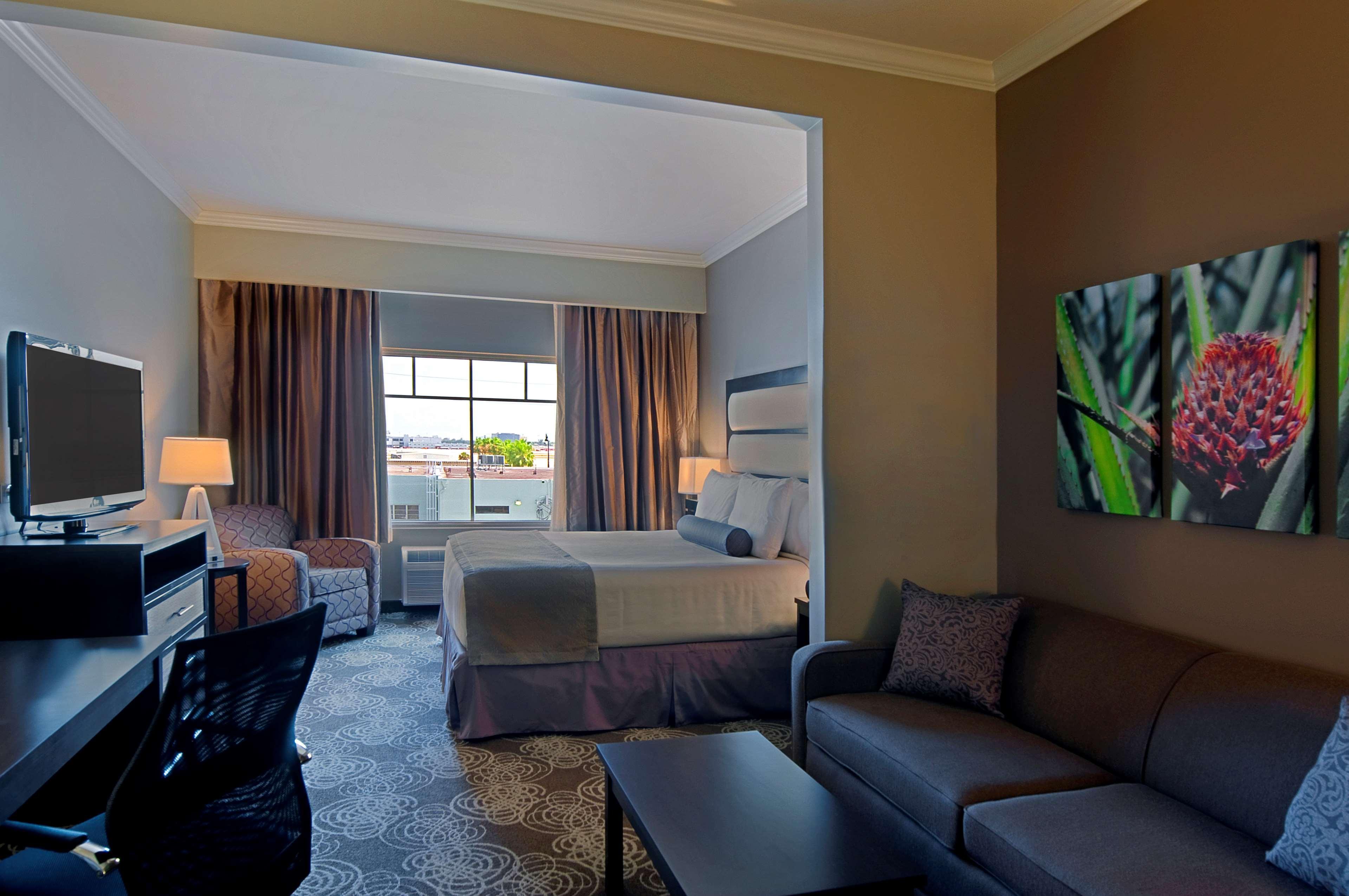 Western Miami Airport North & 3*