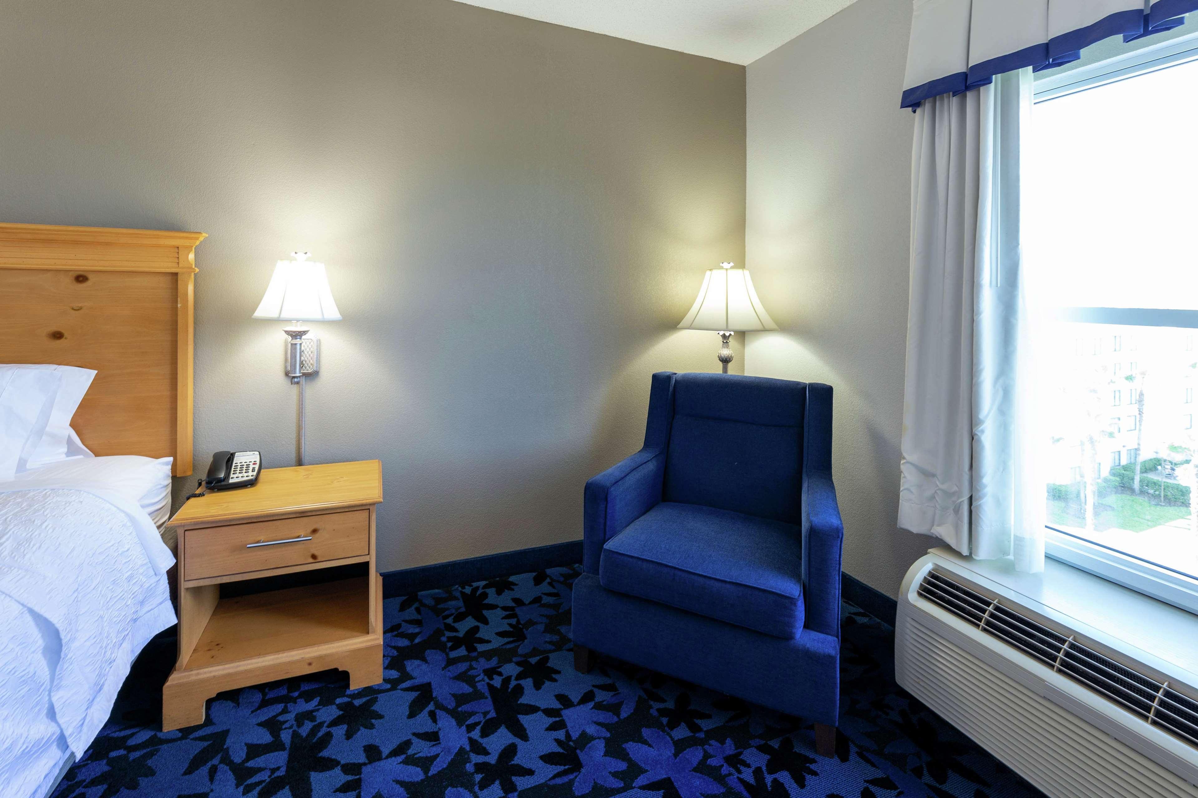 Hotel Hampton & Deerwood Park