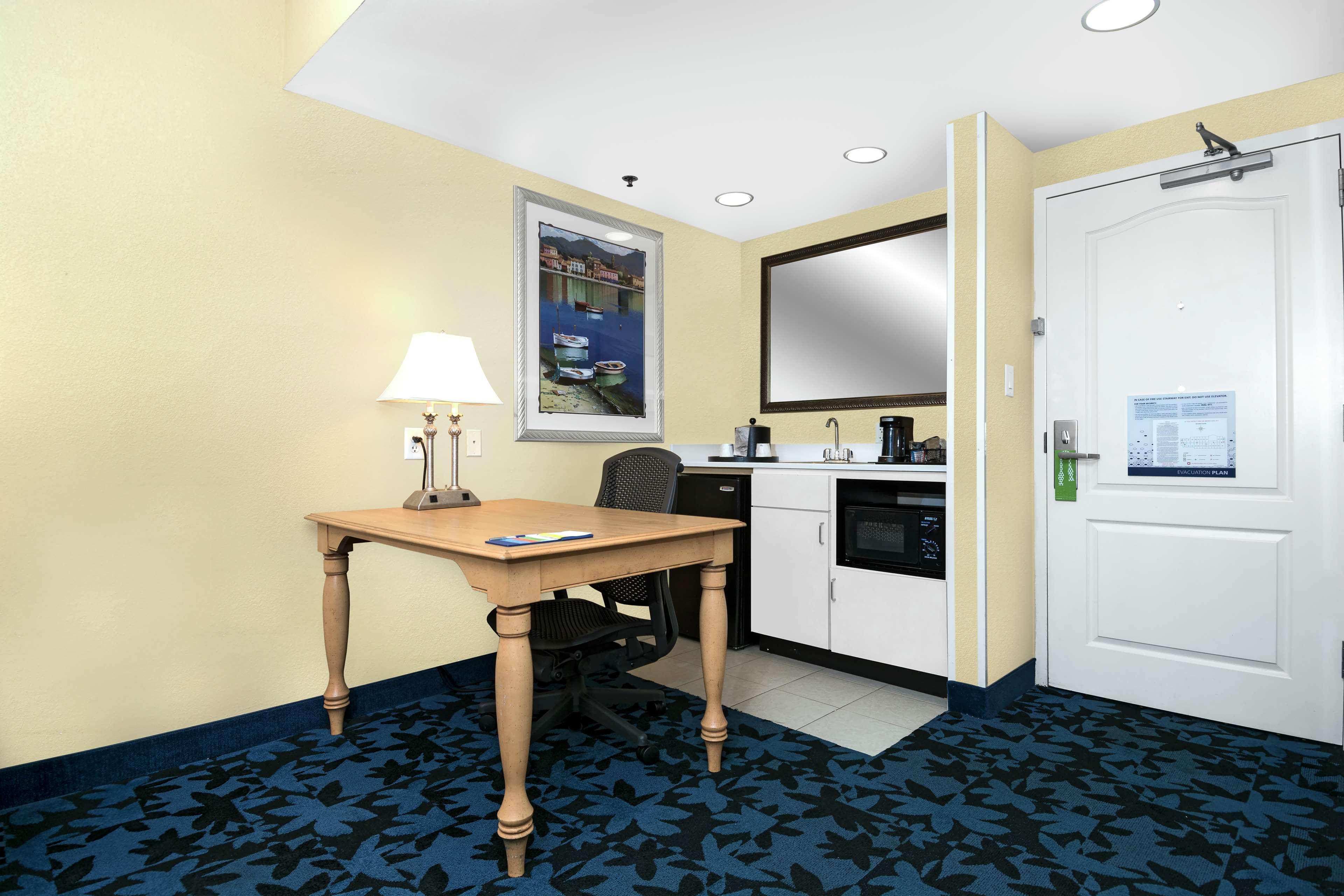 Hampton & Deerwood Park Hotel 3*