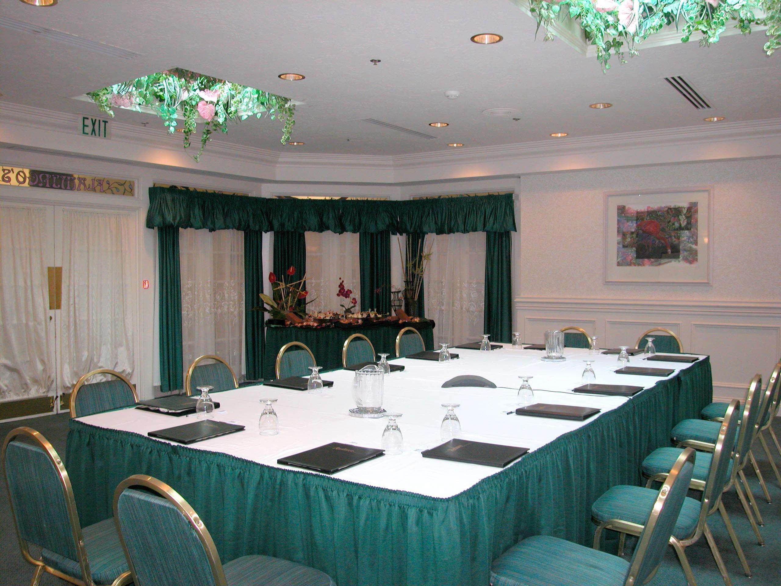 Hotel Radisson At The Port 3*