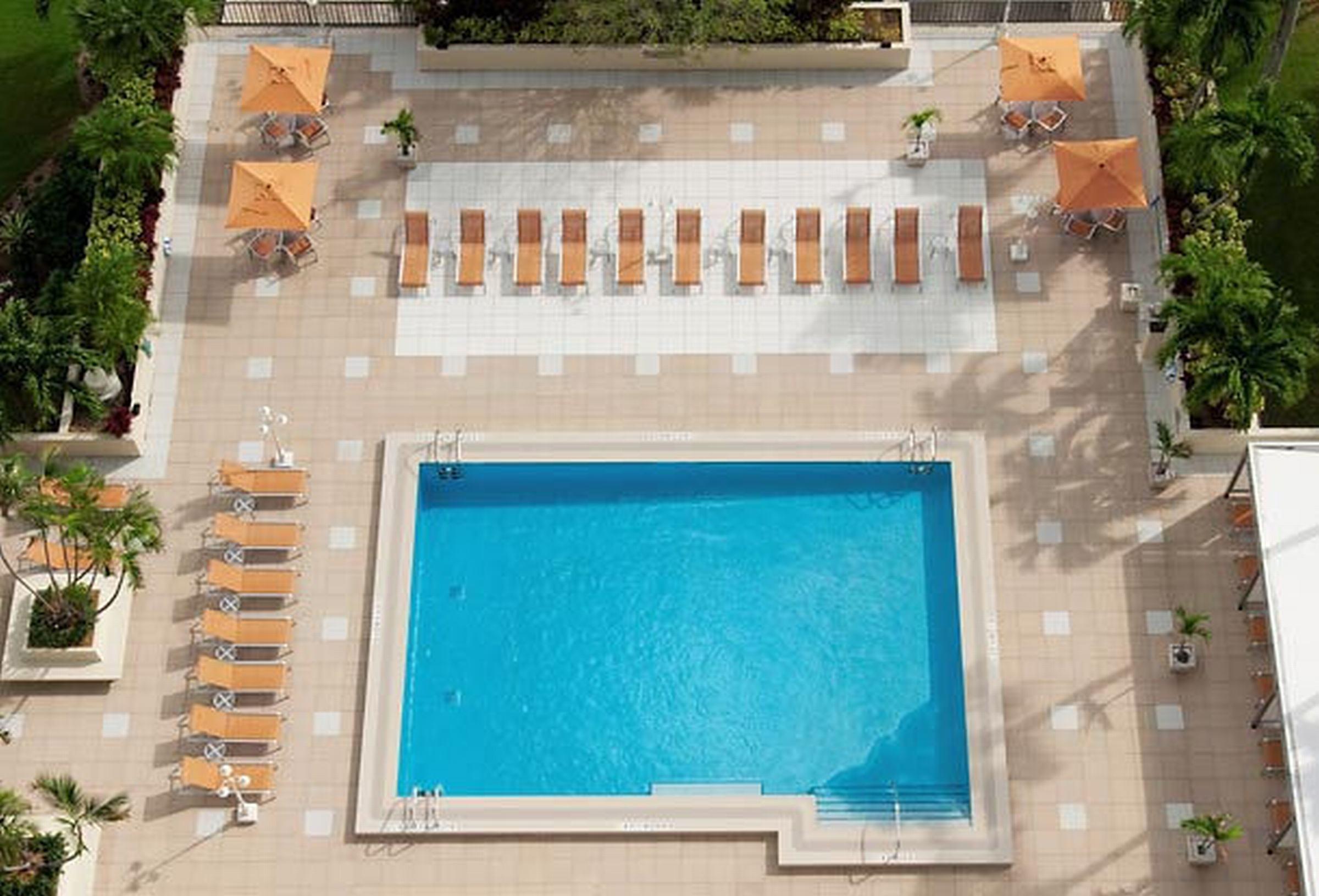 Hotel Courtyard Coconut Grove