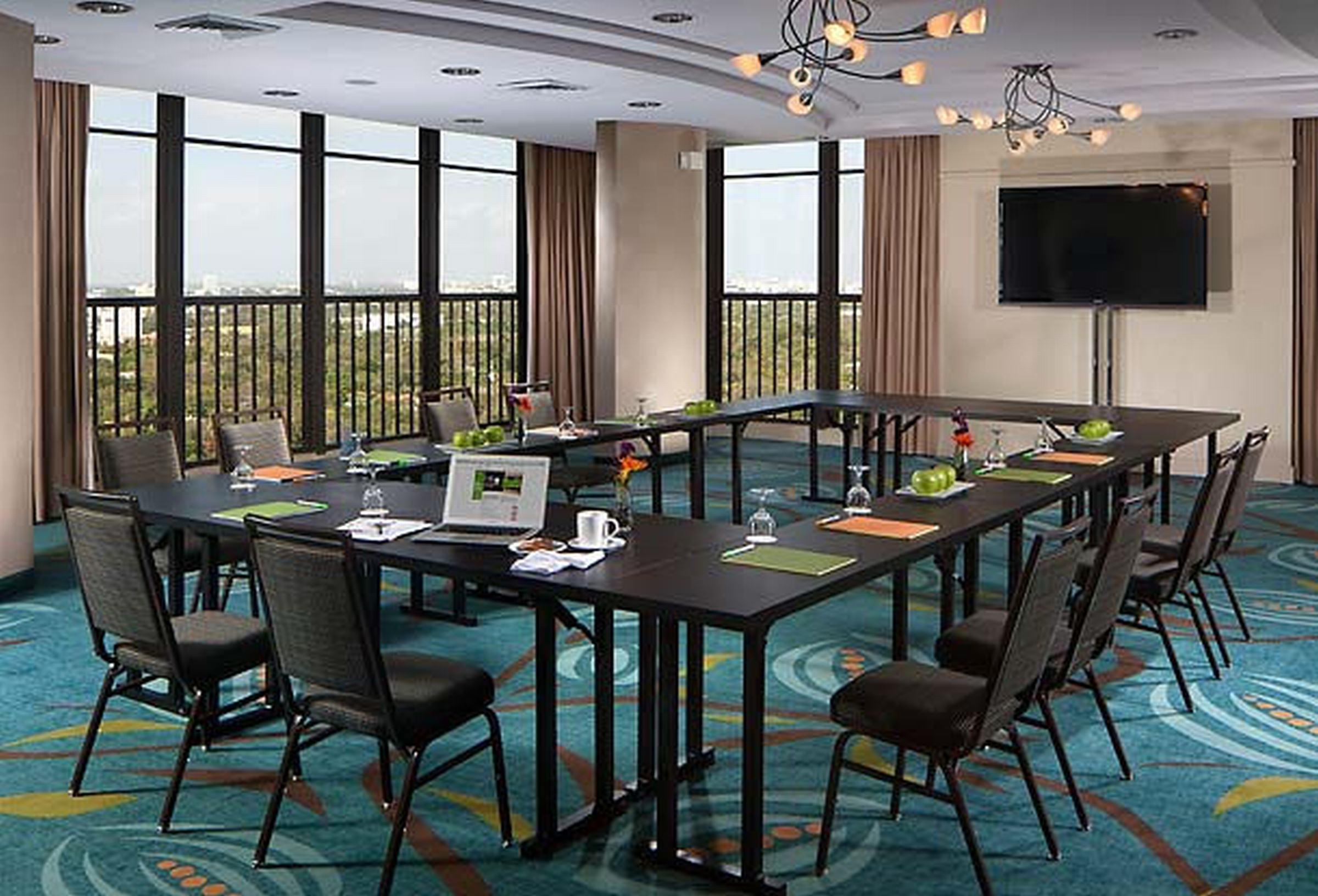 Courtyard Coconut Grove Hotel 3*