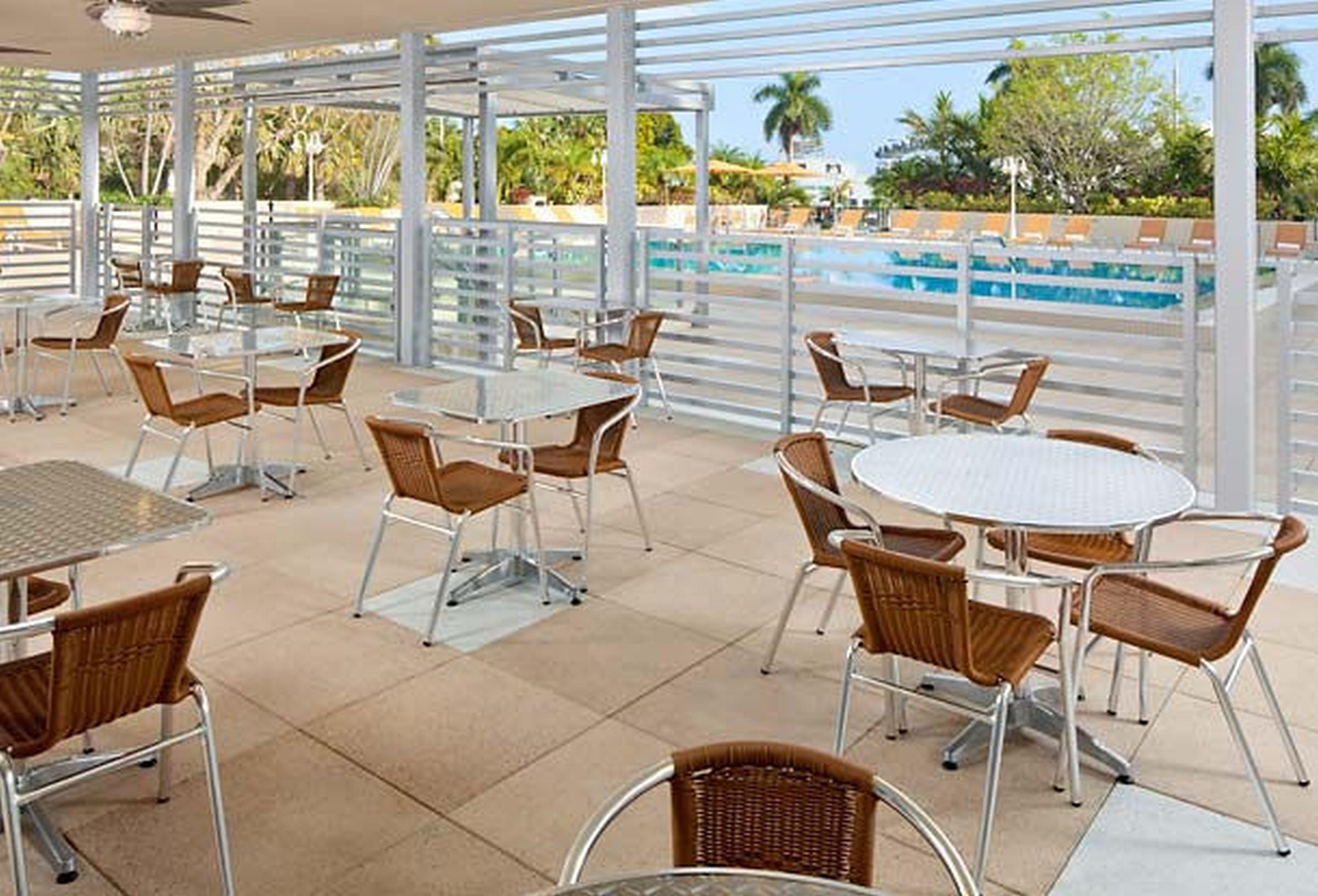 Hotel Courtyard Coconut Grove