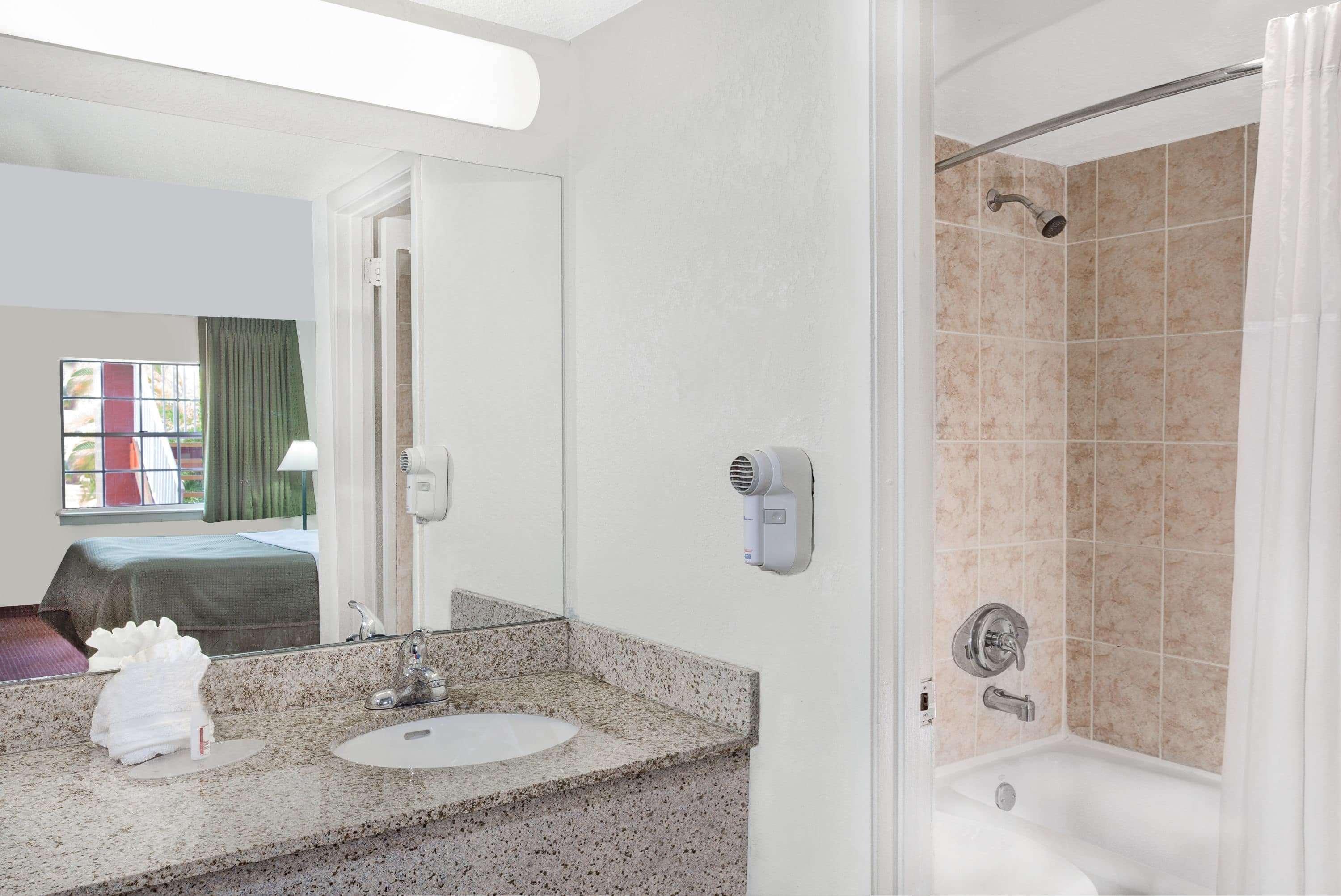 Howard Johnson By Wyndham Ft. Myers Fl