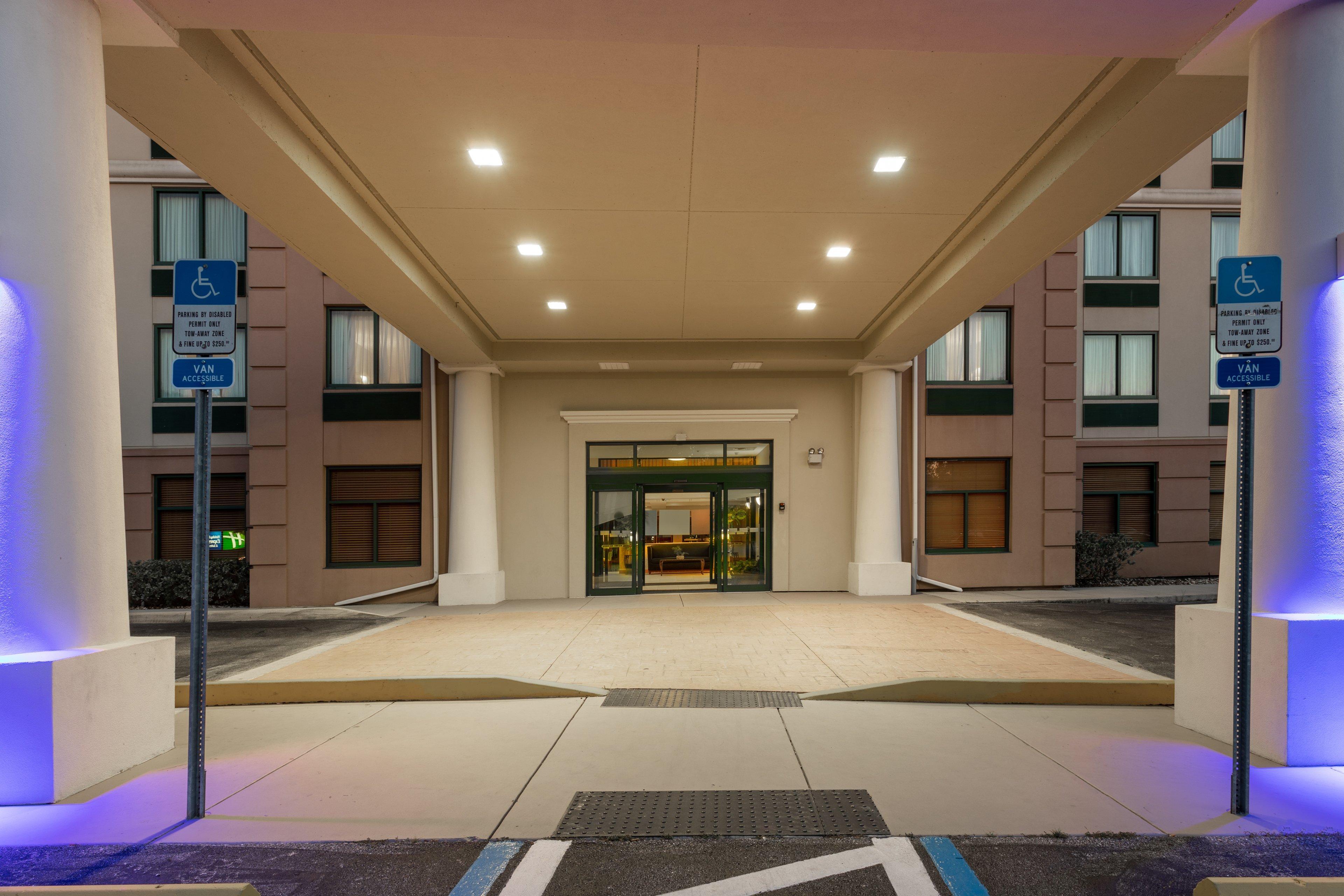 Express & East-lakewood Ranch By Ihg Hotel 2*