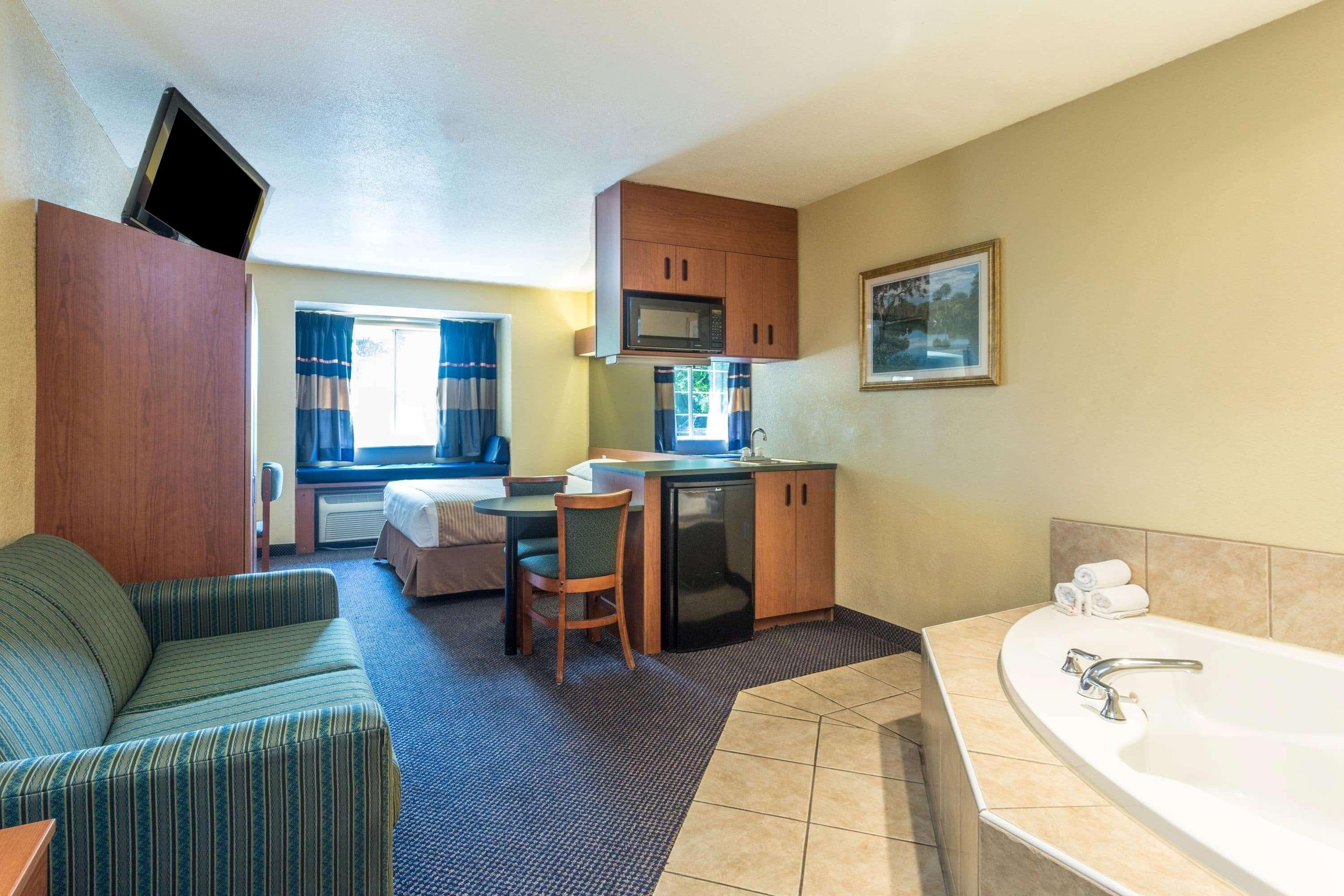 Hotel Microtel And 2*