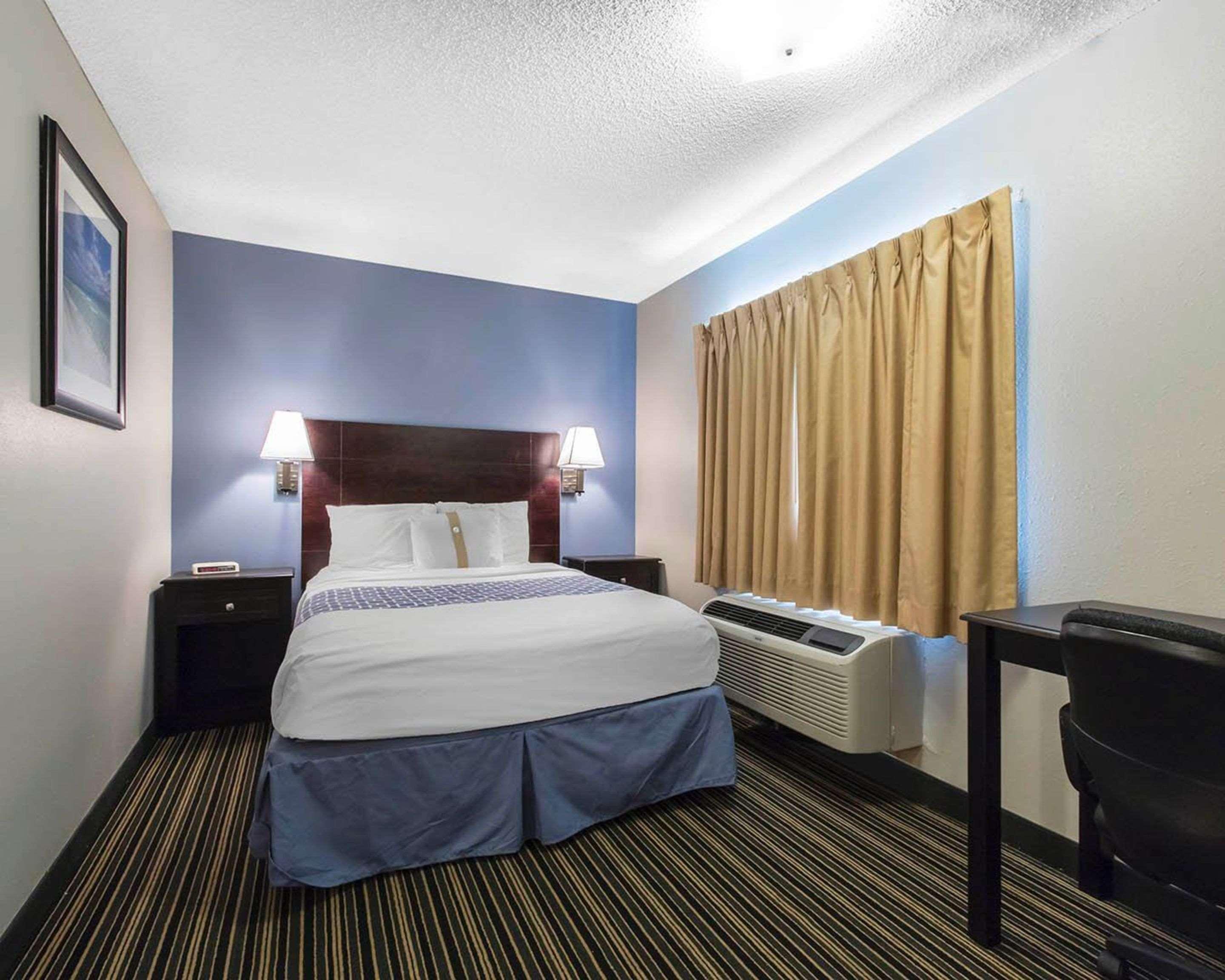 Hotel Suburban Extended Naval Base Area 2*