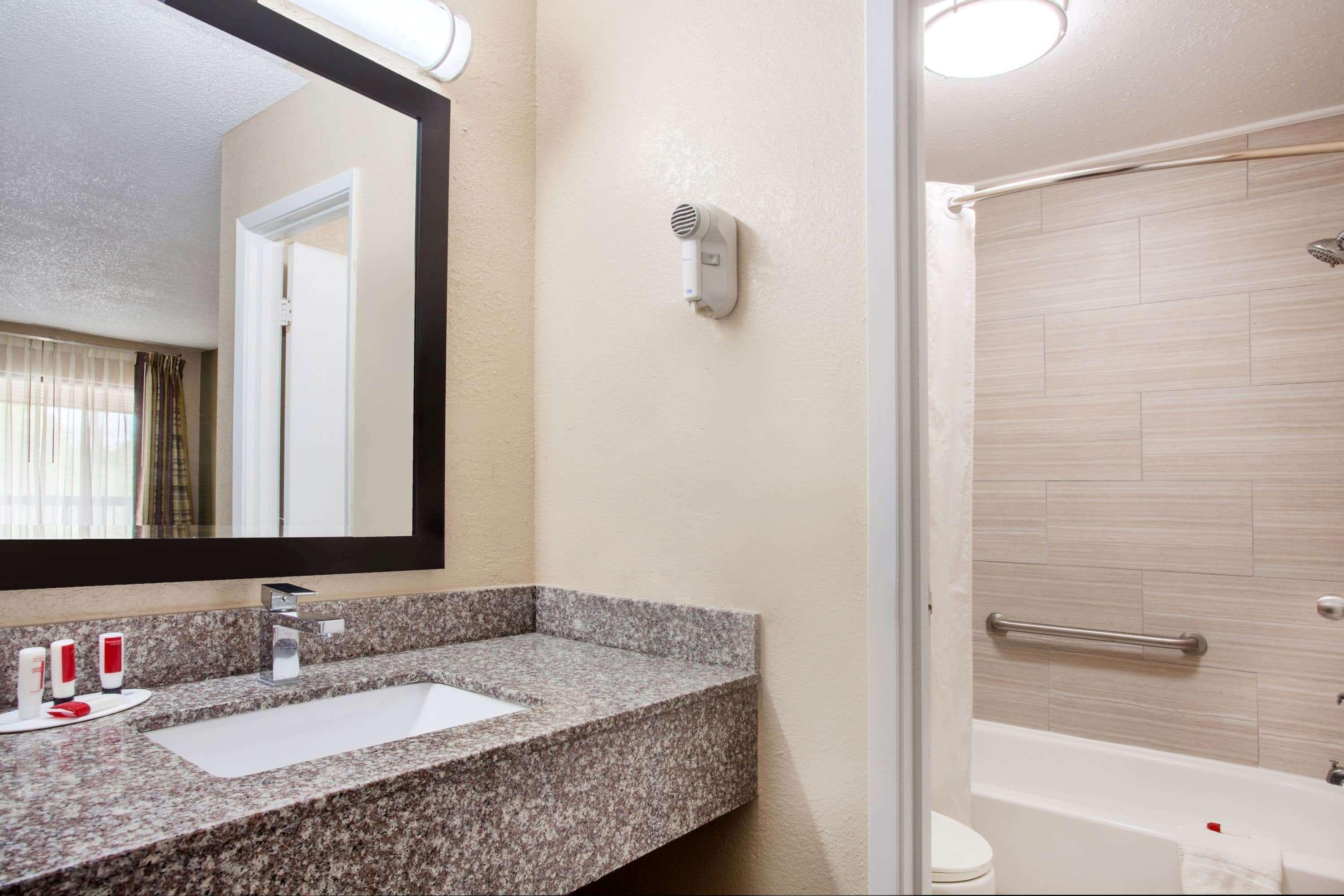 Baymont By Wyndham Hotel Lake City