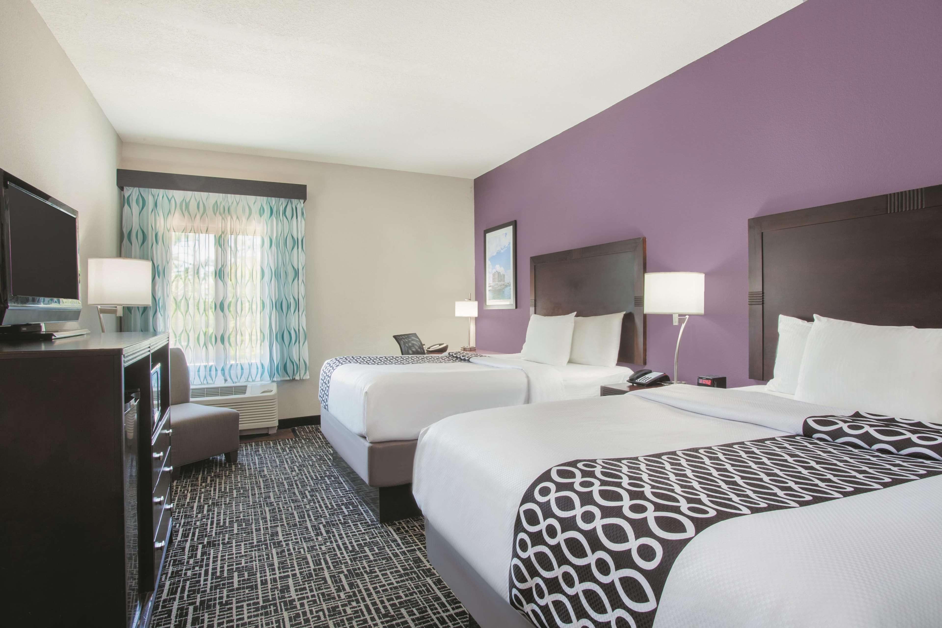 La Quinta By Wyndham Walton Hotel