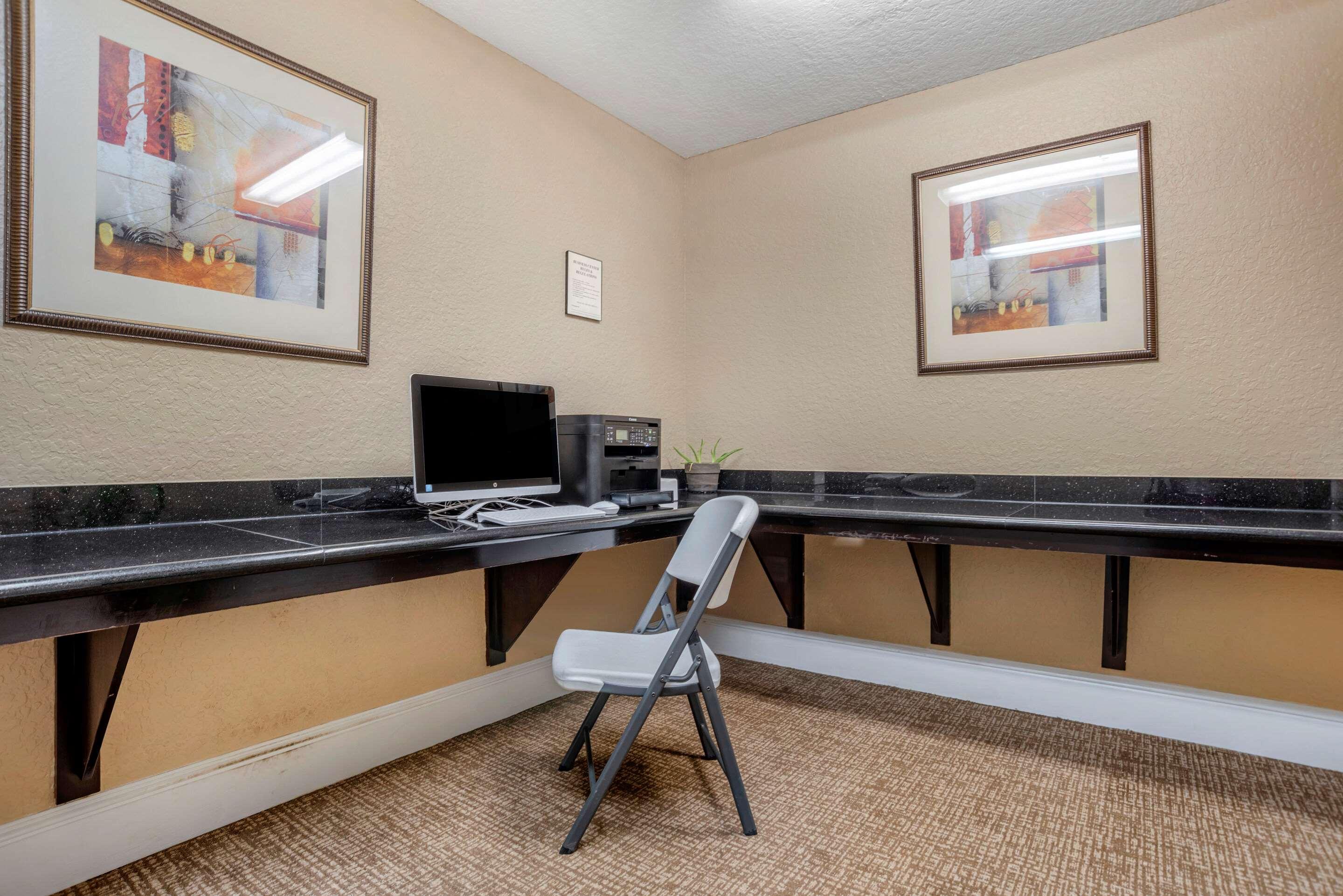 Hotel Comfort & I-10 3*