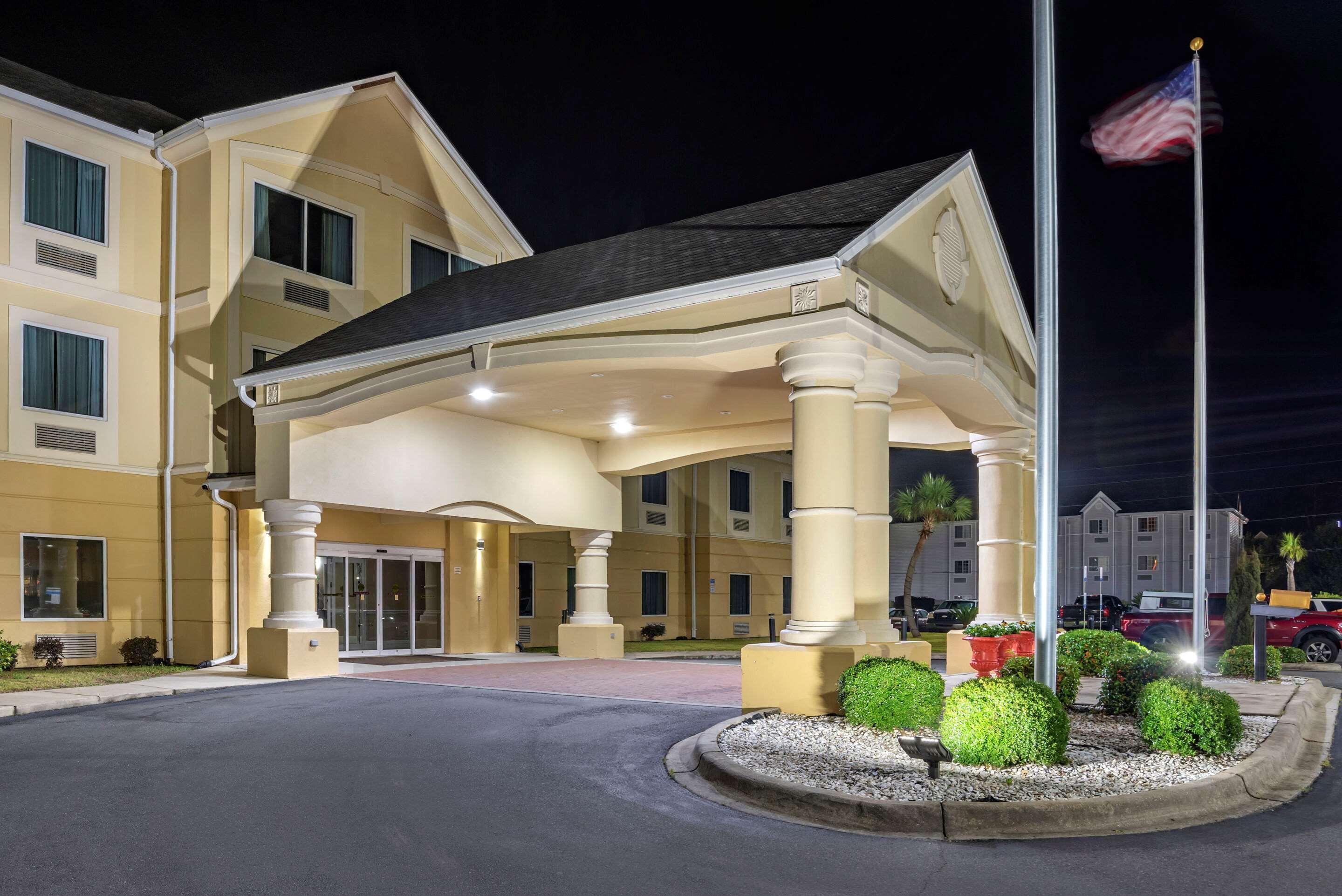 Comfort & I-10 Hotel 3*
