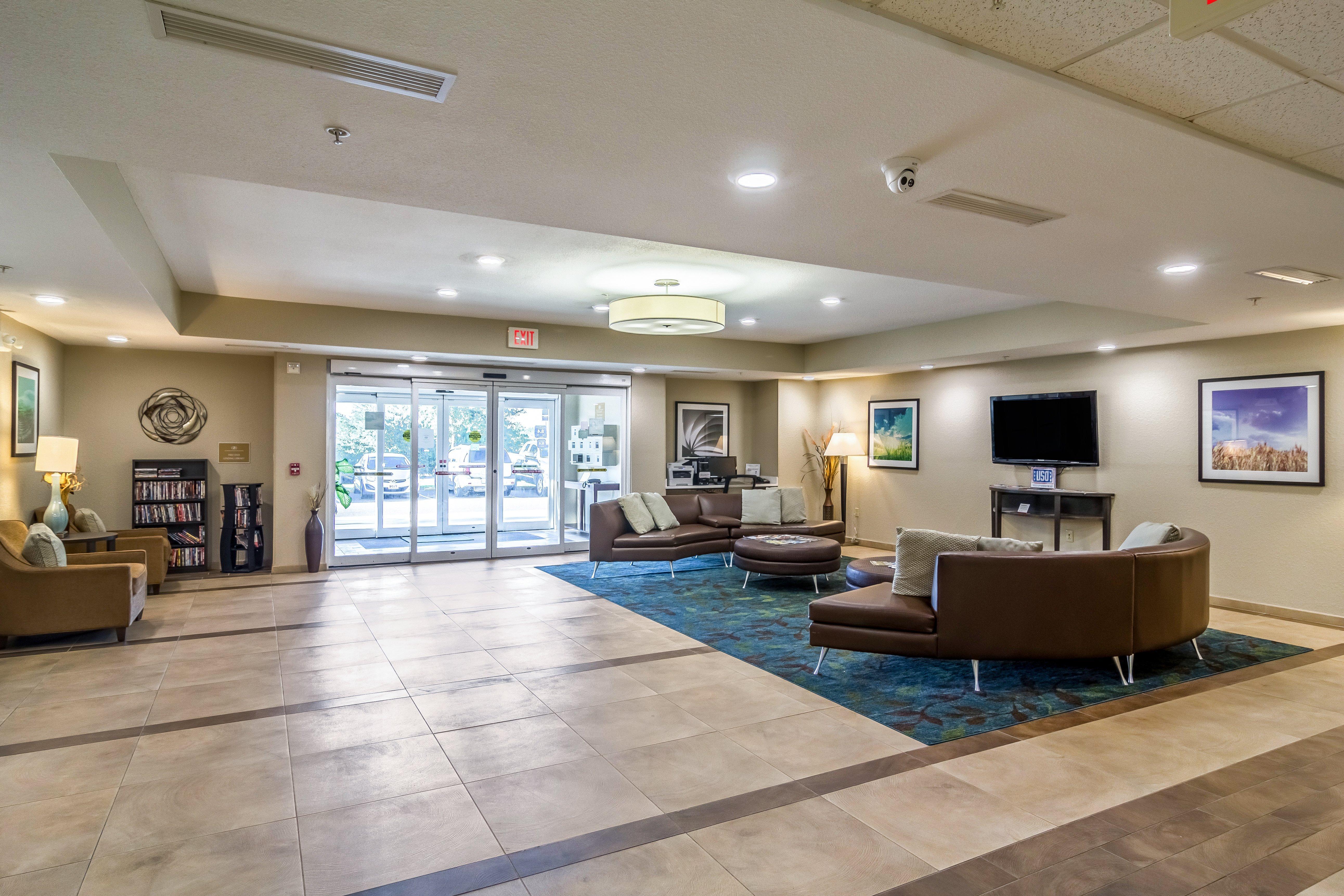 Candlewood East Merril Road By Ihg Hotel 2*