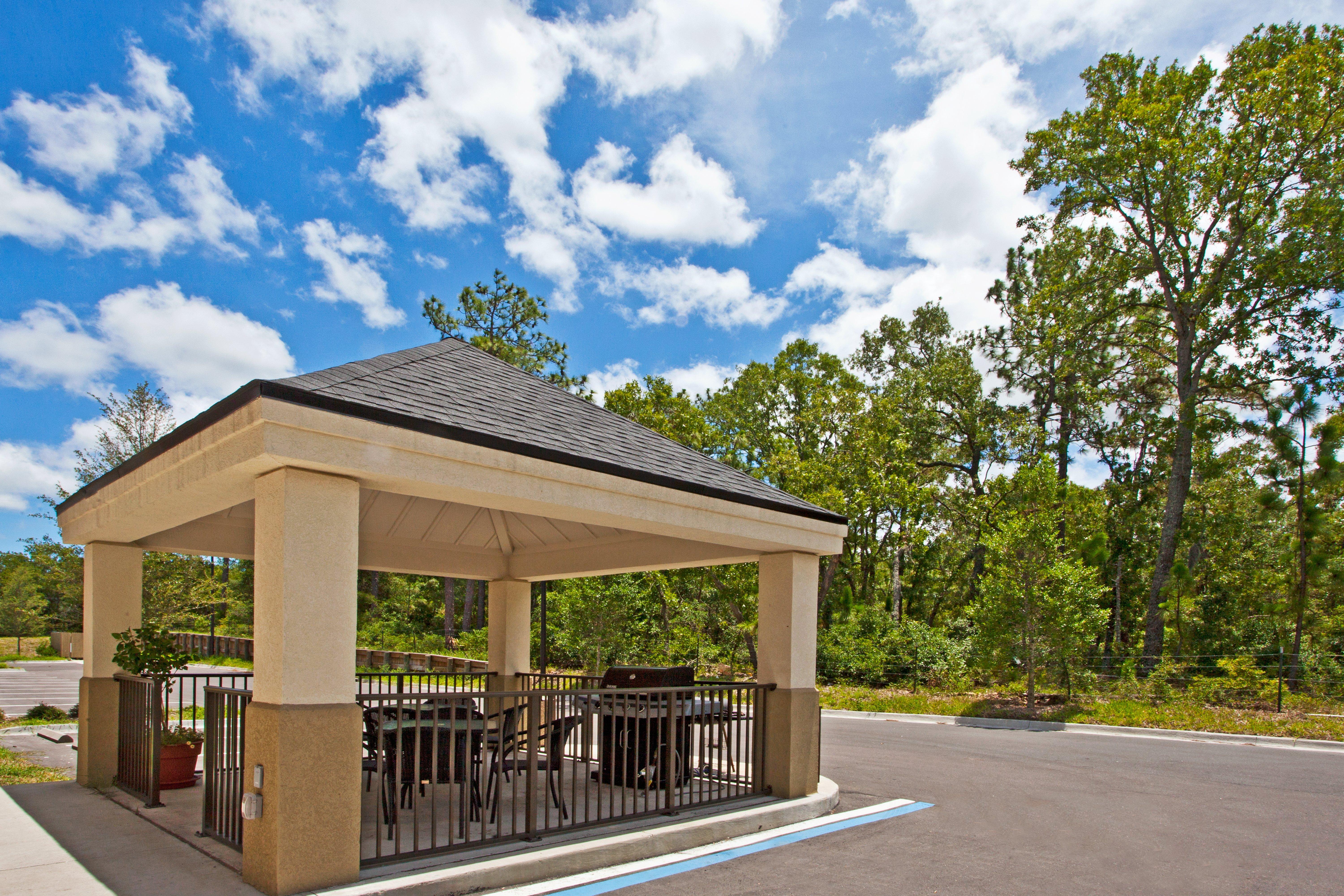 Candlewood East Merril Road By Ihg Hotel