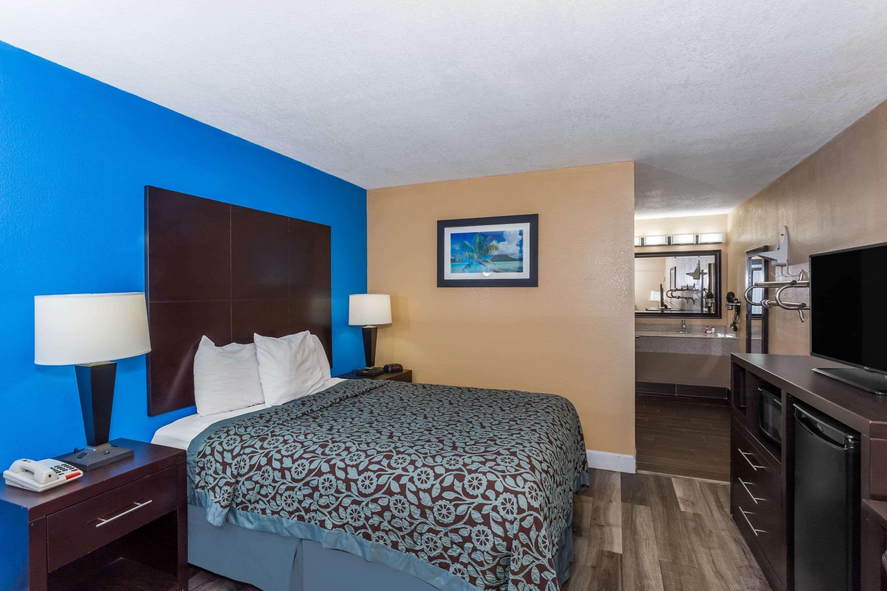 Days By Wyndham Bay Hotel Sarasota