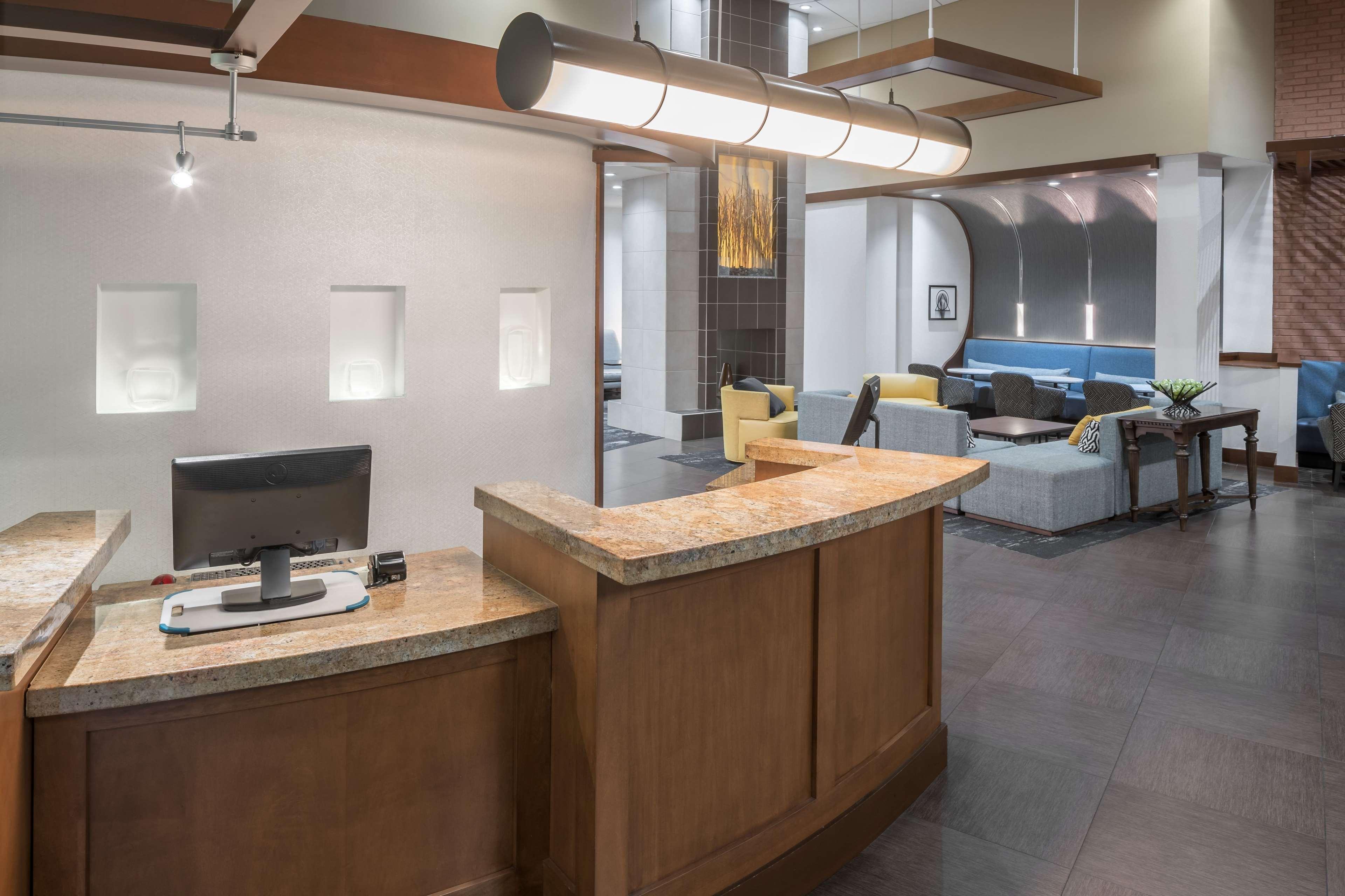 Hyatt Place Airport Hotel 4*