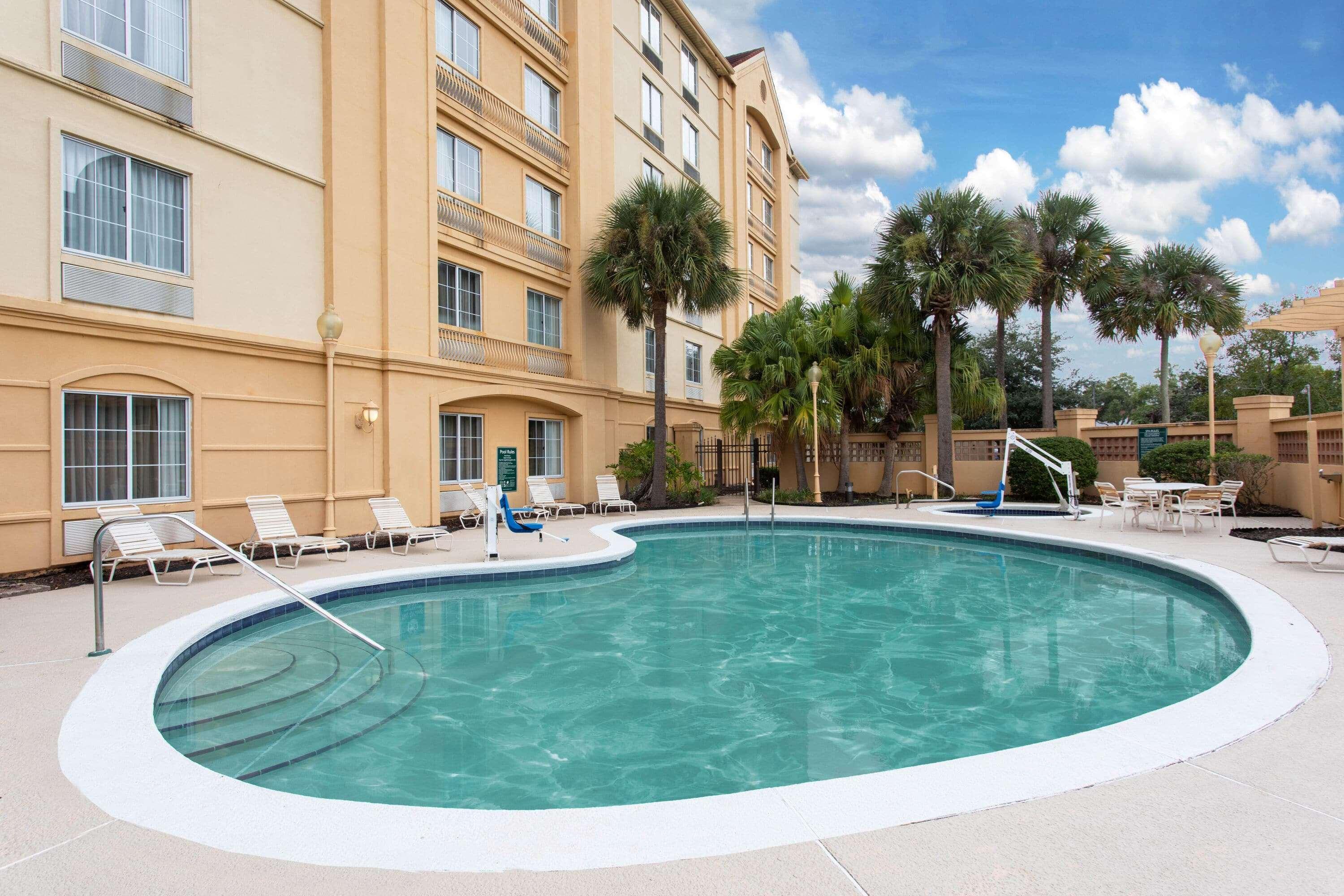 La Quinta By Wyndham Butler Blvd 3*