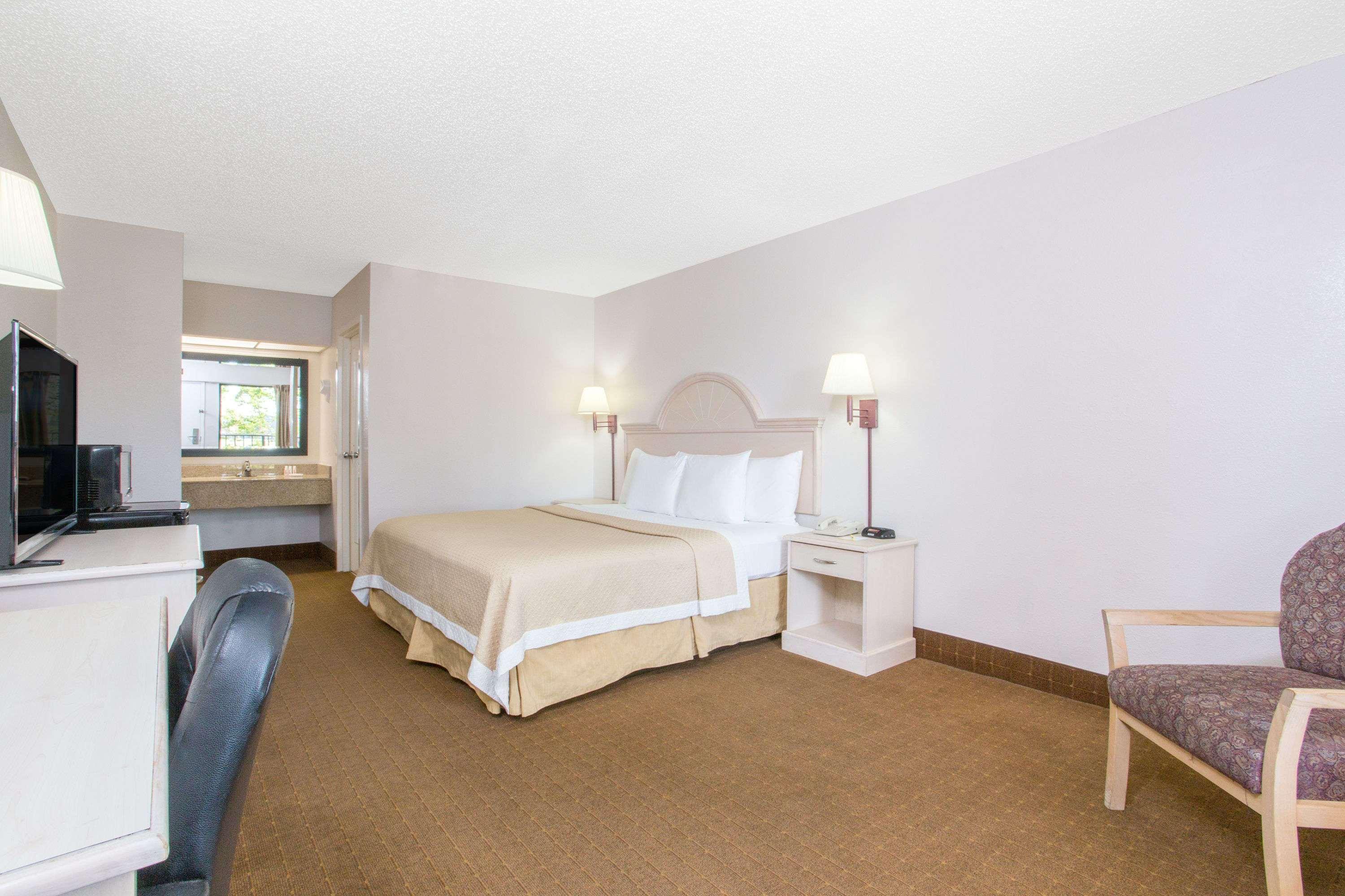 Days & By Wyndham - Near Beaches Hurlburt Motel Navarre