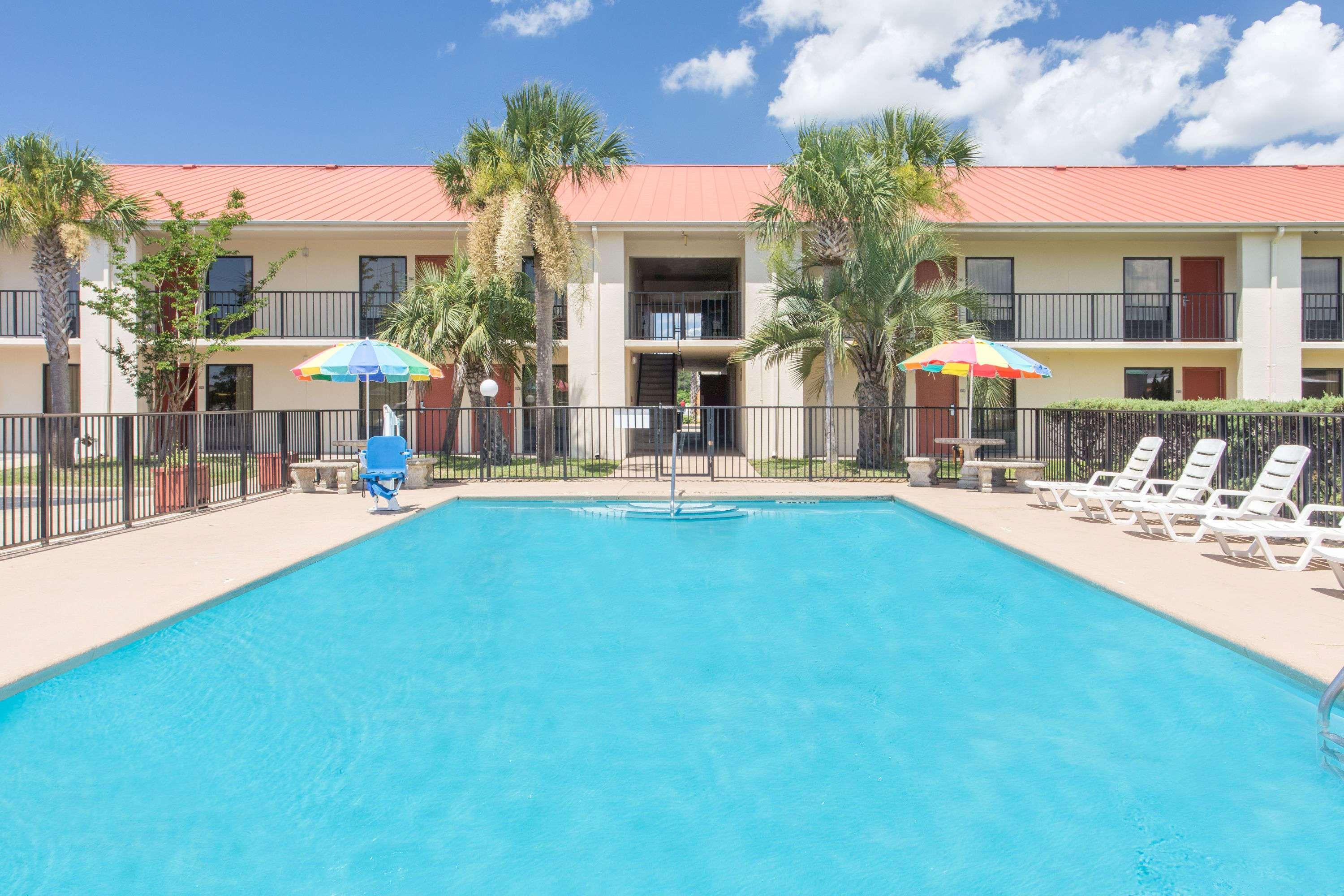 Days & By Wyndham - Near Beaches Hurlburt Navarre