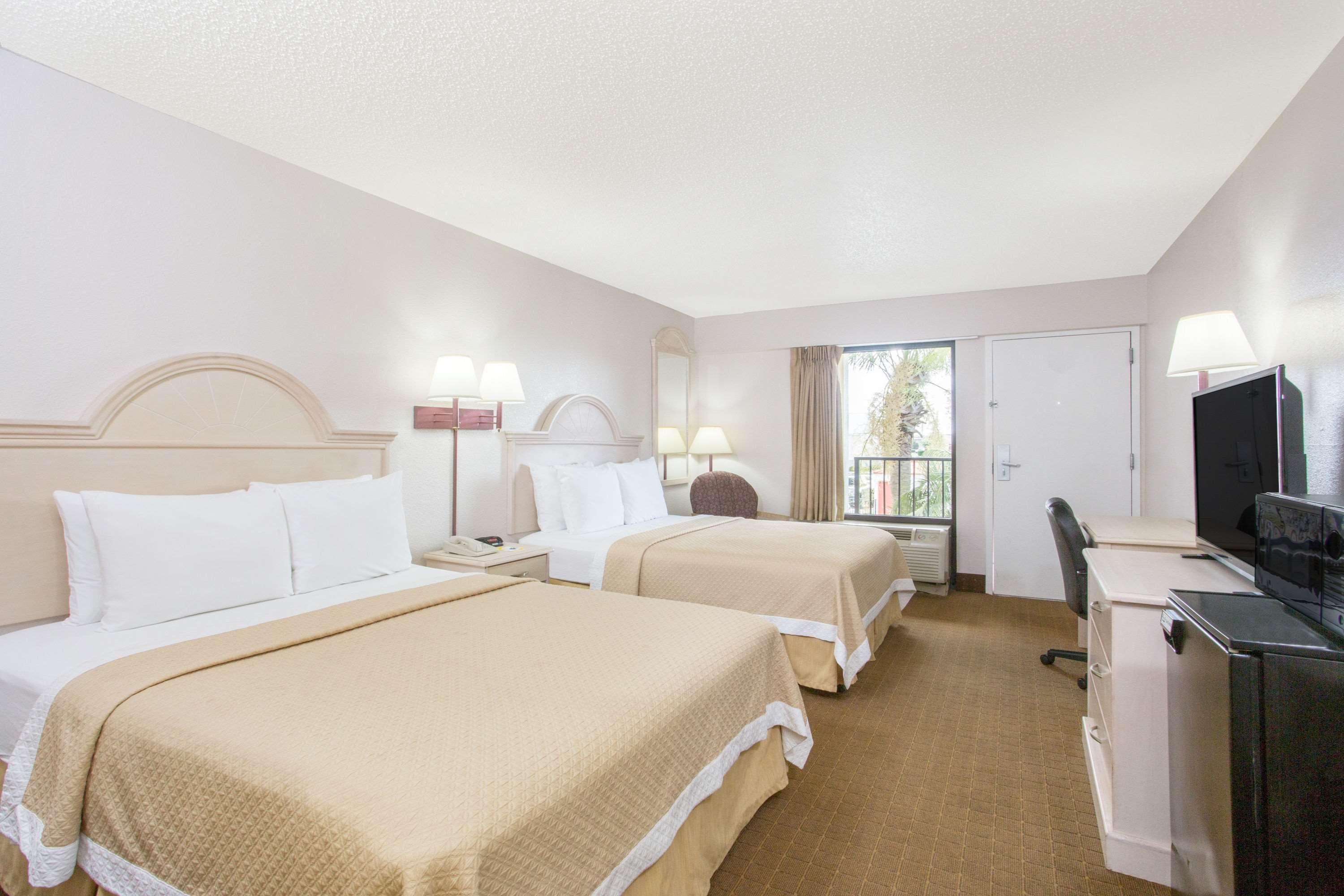 Motel Days & By Wyndham - Near Beaches Hurlburt