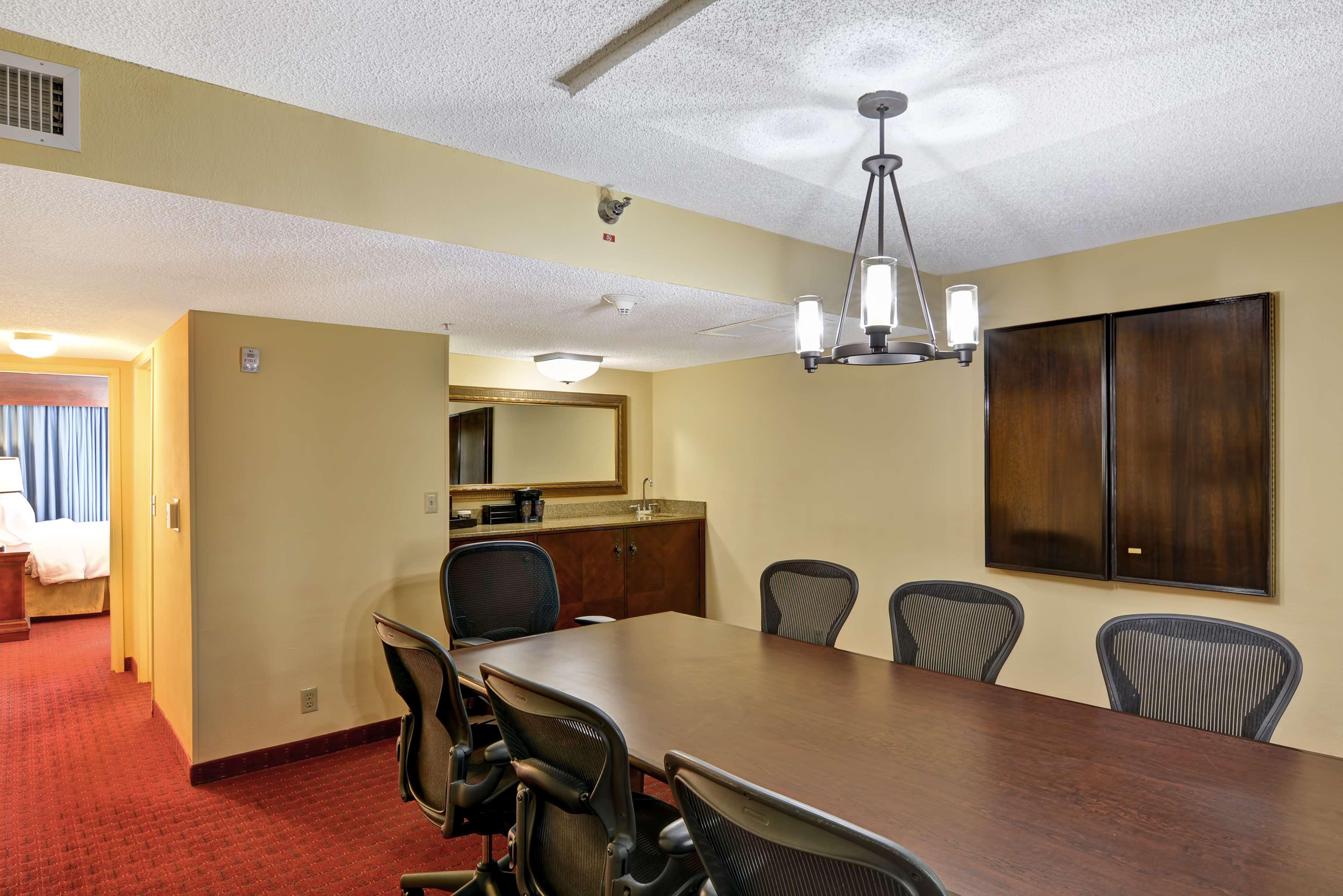 Hotel Embassy By Hilton Orlando North 3*